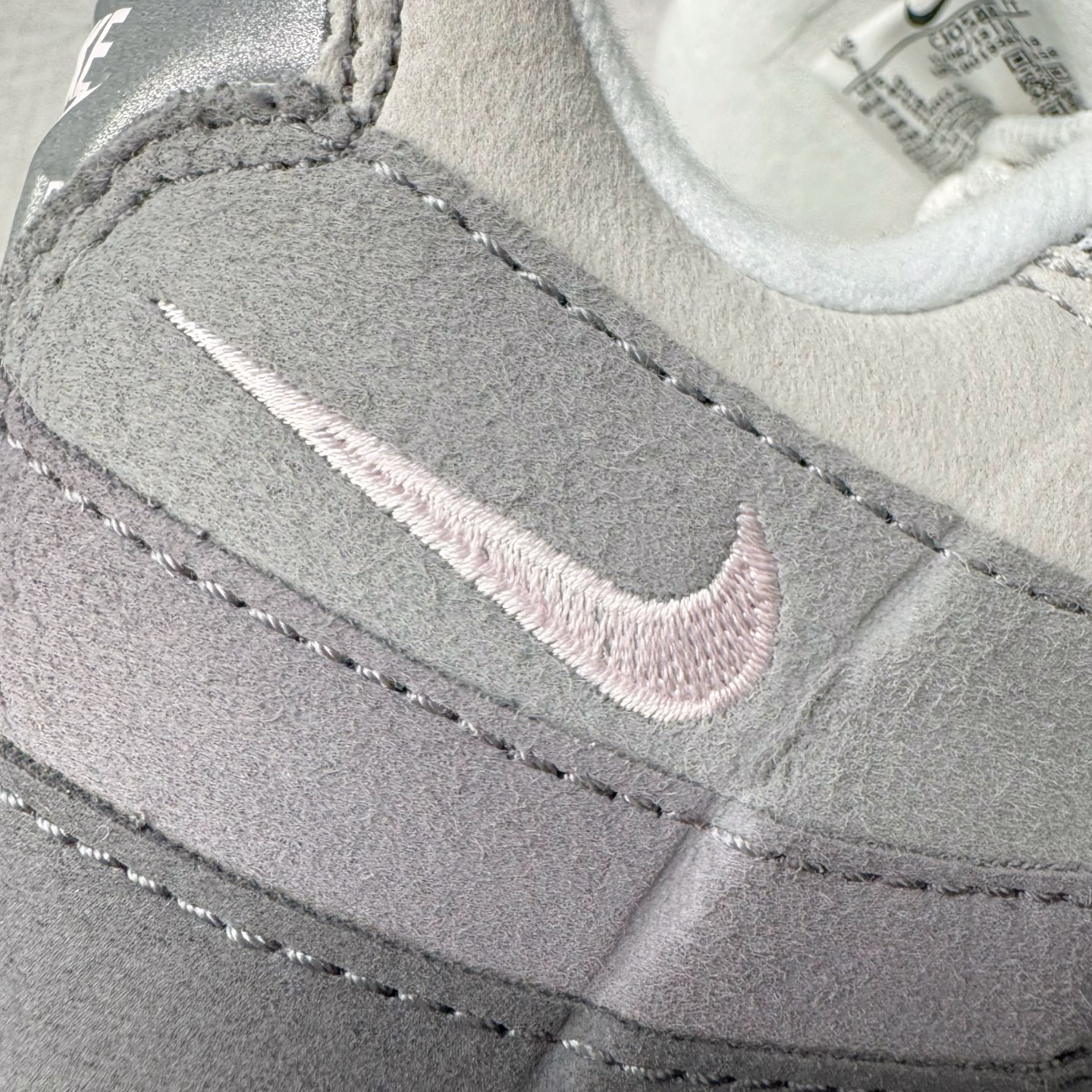 图片[16]-＃GX纯原 NK Air Max 95 复古减震气垫跑鞋 黑灰粉 CJ0588-001 经典重温 外单专供大厂出品 品质稳定 一百余色 终端操作 鞋款设计灵感源于人体构造 中底设计基于人体的脊柱构造 是整体设计的核心 尼龙孔眼代表了肋骨 而分层式面板和网眼象征着肌肉纤维和肉体组织 Air Max 95采用了两个独立的吹塑成型的Air-Sole单元 并首次在前掌使用可视化气垫设计 Swoosh logo夜当作一个 点符号放在了鞋子的后帮位置 20年的发展让 AIR MAX 95有了不同的故事 20年后再度面向世人的时候 焕然一新的面貌 让人有了另外一种清新脱俗的感觉 尺码：40 40.5 41 42 42.5 43 44 44.5 45 45.5 46 47.5 48.5-选品中心