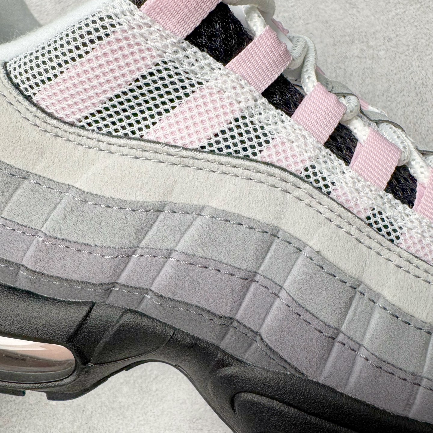 图片[15]-＃GX纯原 NK Air Max 95 复古减震气垫跑鞋 黑灰粉 CJ0588-001 经典重温 外单专供大厂出品 品质稳定 一百余色 终端操作 鞋款设计灵感源于人体构造 中底设计基于人体的脊柱构造 是整体设计的核心 尼龙孔眼代表了肋骨 而分层式面板和网眼象征着肌肉纤维和肉体组织 Air Max 95采用了两个独立的吹塑成型的Air-Sole单元 并首次在前掌使用可视化气垫设计 Swoosh logo夜当作一个 点符号放在了鞋子的后帮位置 20年的发展让 AIR MAX 95有了不同的故事 20年后再度面向世人的时候 焕然一新的面貌 让人有了另外一种清新脱俗的感觉 尺码：40 40.5 41 42 42.5 43 44 44.5 45 45.5 46 47.5 48.5-选品中心