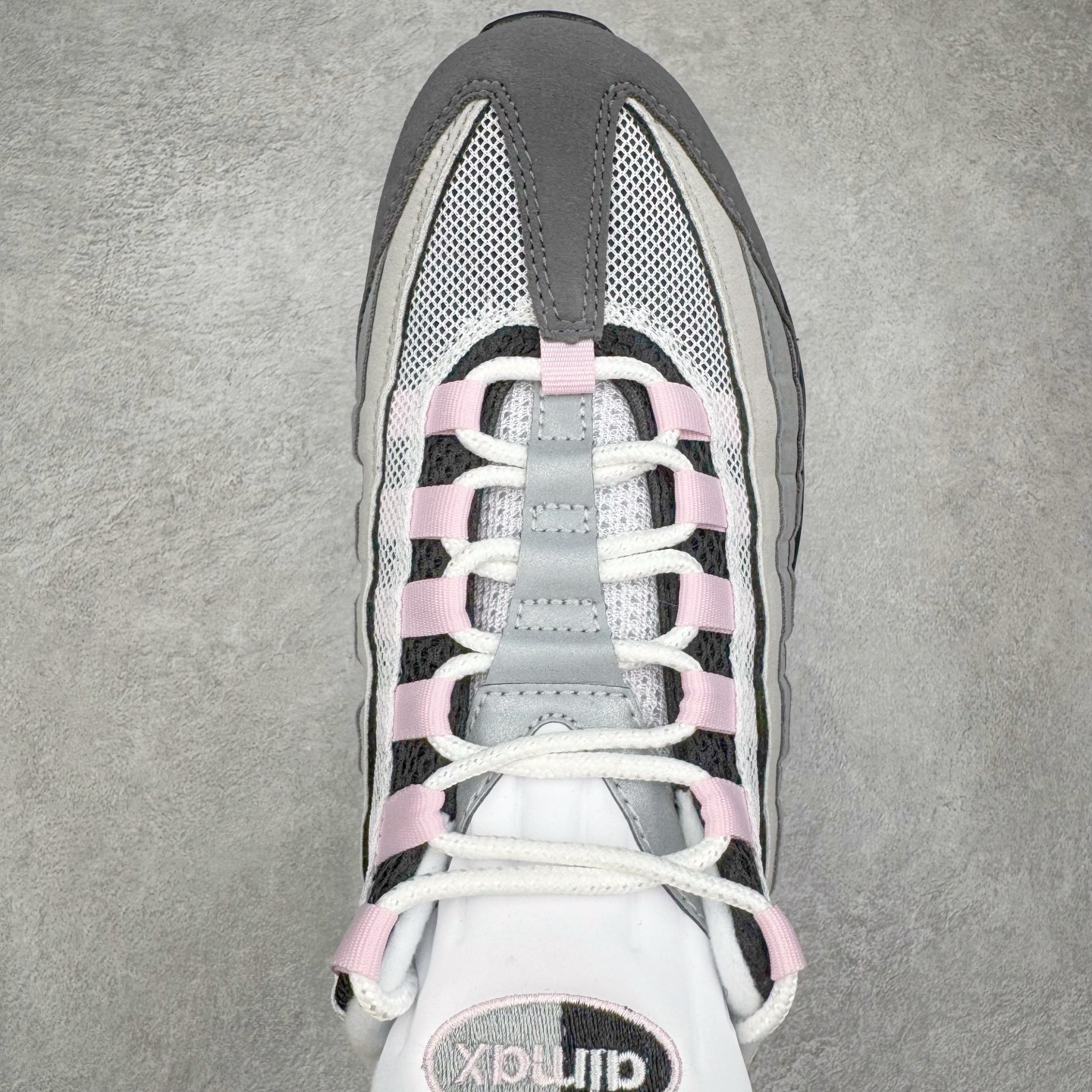 图片[4]-＃GX纯原 NK Air Max 95 复古减震气垫跑鞋 黑灰粉 CJ0588-001 经典重温 外单专供大厂出品 品质稳定 一百余色 终端操作 鞋款设计灵感源于人体构造 中底设计基于人体的脊柱构造 是整体设计的核心 尼龙孔眼代表了肋骨 而分层式面板和网眼象征着肌肉纤维和肉体组织 Air Max 95采用了两个独立的吹塑成型的Air-Sole单元 并首次在前掌使用可视化气垫设计 Swoosh logo夜当作一个 点符号放在了鞋子的后帮位置 20年的发展让 AIR MAX 95有了不同的故事 20年后再度面向世人的时候 焕然一新的面貌 让人有了另外一种清新脱俗的感觉 尺码：40 40.5 41 42 42.5 43 44 44.5 45 45.5 46 47.5 48.5-选品中心