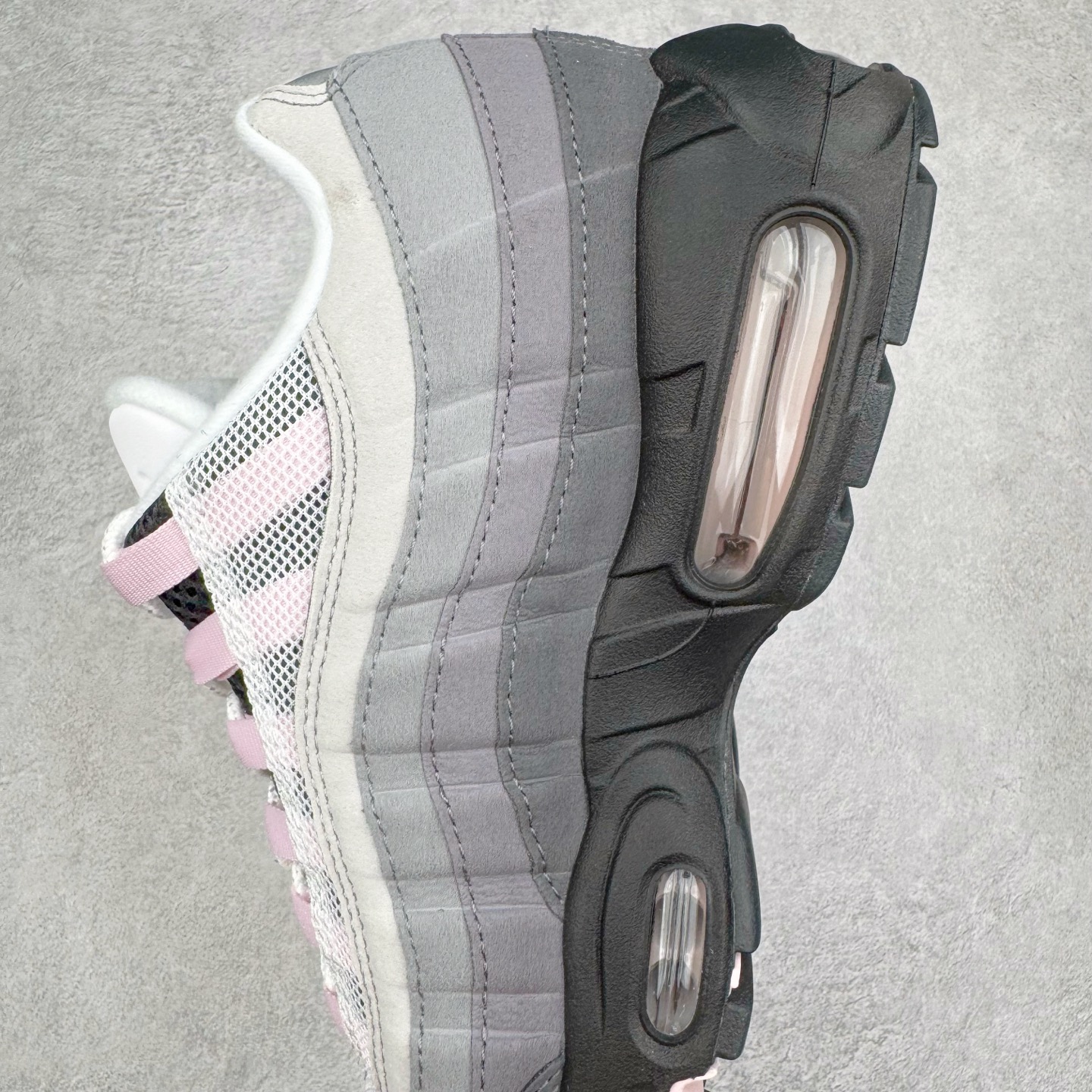 图片[7]-＃GX纯原 NK Air Max 95 复古减震气垫跑鞋 黑灰粉 CJ0588-001 经典重温 外单专供大厂出品 品质稳定 一百余色 终端操作 鞋款设计灵感源于人体构造 中底设计基于人体的脊柱构造 是整体设计的核心 尼龙孔眼代表了肋骨 而分层式面板和网眼象征着肌肉纤维和肉体组织 Air Max 95采用了两个独立的吹塑成型的Air-Sole单元 并首次在前掌使用可视化气垫设计 Swoosh logo夜当作一个 点符号放在了鞋子的后帮位置 20年的发展让 AIR MAX 95有了不同的故事 20年后再度面向世人的时候 焕然一新的面貌 让人有了另外一种清新脱俗的感觉 尺码：40 40.5 41 42 42.5 43 44 44.5 45 45.5 46 47.5 48.5-选品中心