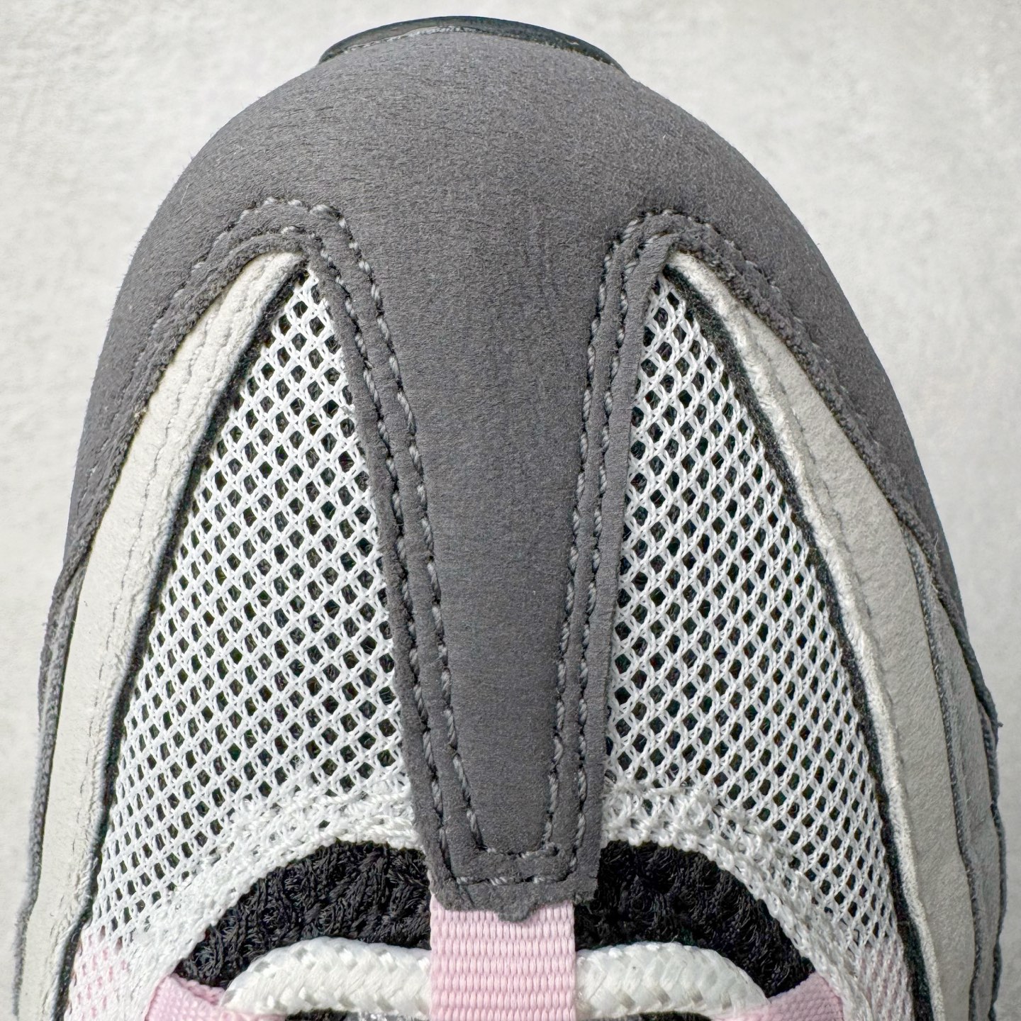 图片[14]-＃GX纯原 NK Air Max 95 复古减震气垫跑鞋 黑灰粉 CJ0588-001 经典重温 外单专供大厂出品 品质稳定 一百余色 终端操作 鞋款设计灵感源于人体构造 中底设计基于人体的脊柱构造 是整体设计的核心 尼龙孔眼代表了肋骨 而分层式面板和网眼象征着肌肉纤维和肉体组织 Air Max 95采用了两个独立的吹塑成型的Air-Sole单元 并首次在前掌使用可视化气垫设计 Swoosh logo夜当作一个 点符号放在了鞋子的后帮位置 20年的发展让 AIR MAX 95有了不同的故事 20年后再度面向世人的时候 焕然一新的面貌 让人有了另外一种清新脱俗的感觉 尺码：40 40.5 41 42 42.5 43 44 44.5 45 45.5 46 47.5 48.5-选品中心