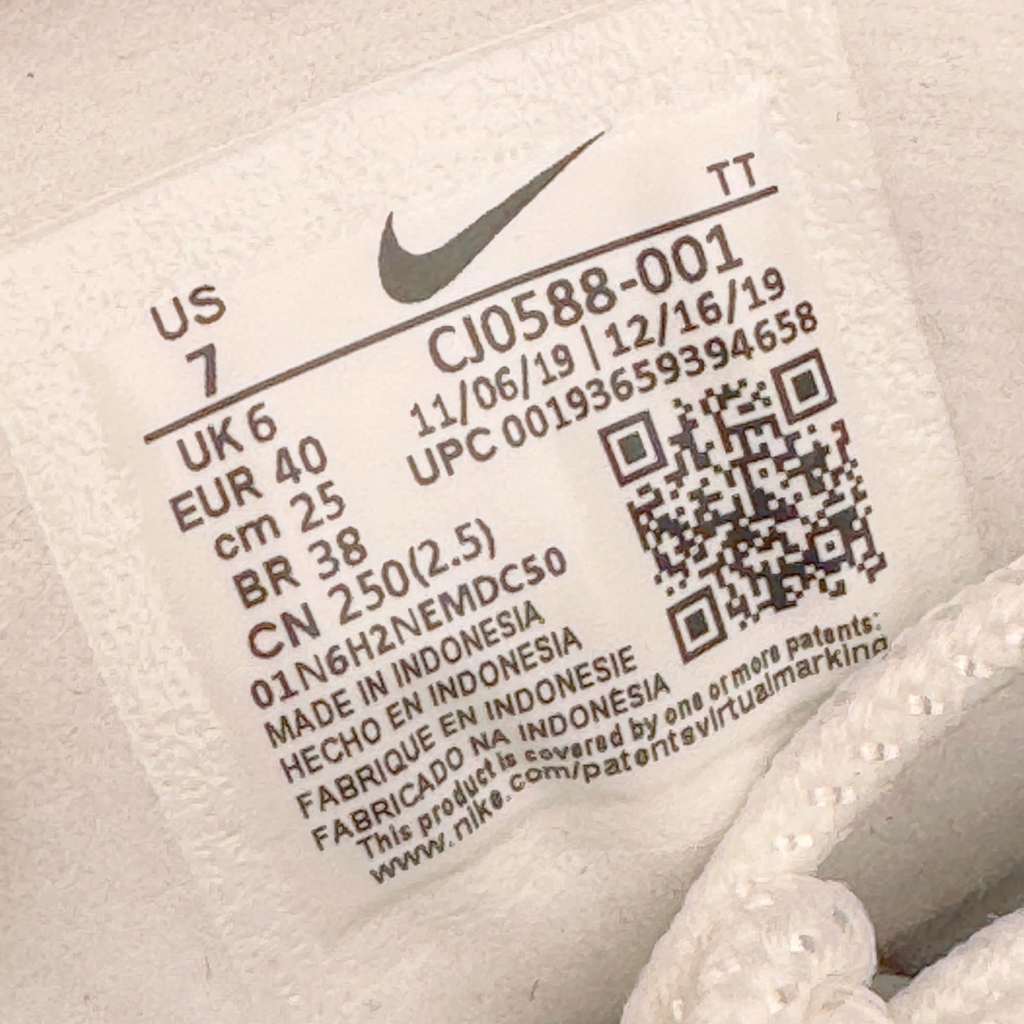 图片[11]-＃GX纯原 NK Air Max 95 复古减震气垫跑鞋 黑灰粉 CJ0588-001 经典重温 外单专供大厂出品 品质稳定 一百余色 终端操作 鞋款设计灵感源于人体构造 中底设计基于人体的脊柱构造 是整体设计的核心 尼龙孔眼代表了肋骨 而分层式面板和网眼象征着肌肉纤维和肉体组织 Air Max 95采用了两个独立的吹塑成型的Air-Sole单元 并首次在前掌使用可视化气垫设计 Swoosh logo夜当作一个 点符号放在了鞋子的后帮位置 20年的发展让 AIR MAX 95有了不同的故事 20年后再度面向世人的时候 焕然一新的面貌 让人有了另外一种清新脱俗的感觉 尺码：40 40.5 41 42 42.5 43 44 44.5 45 45.5 46 47.5 48.5-选品中心