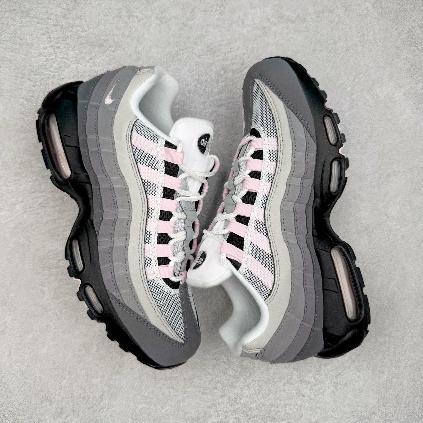 图片[3]-＃GX纯原 NK Air Max 95 复古减震气垫跑鞋 黑灰粉 CJ0588-001 经典重温 外单专供大厂出品 品质稳定 一百余色 终端操作 鞋款设计灵感源于人体构造 中底设计基于人体的脊柱构造 是整体设计的核心 尼龙孔眼代表了肋骨 而分层式面板和网眼象征着肌肉纤维和肉体组织 Air Max 95采用了两个独立的吹塑成型的Air-Sole单元 并首次在前掌使用可视化气垫设计 Swoosh logo夜当作一个 点符号放在了鞋子的后帮位置 20年的发展让 AIR MAX 95有了不同的故事 20年后再度面向世人的时候 焕然一新的面貌 让人有了另外一种清新脱俗的感觉 尺码：40 40.5 41 42 42.5 43 44 44.5 45 45.5 46 47.5 48.5-选品中心