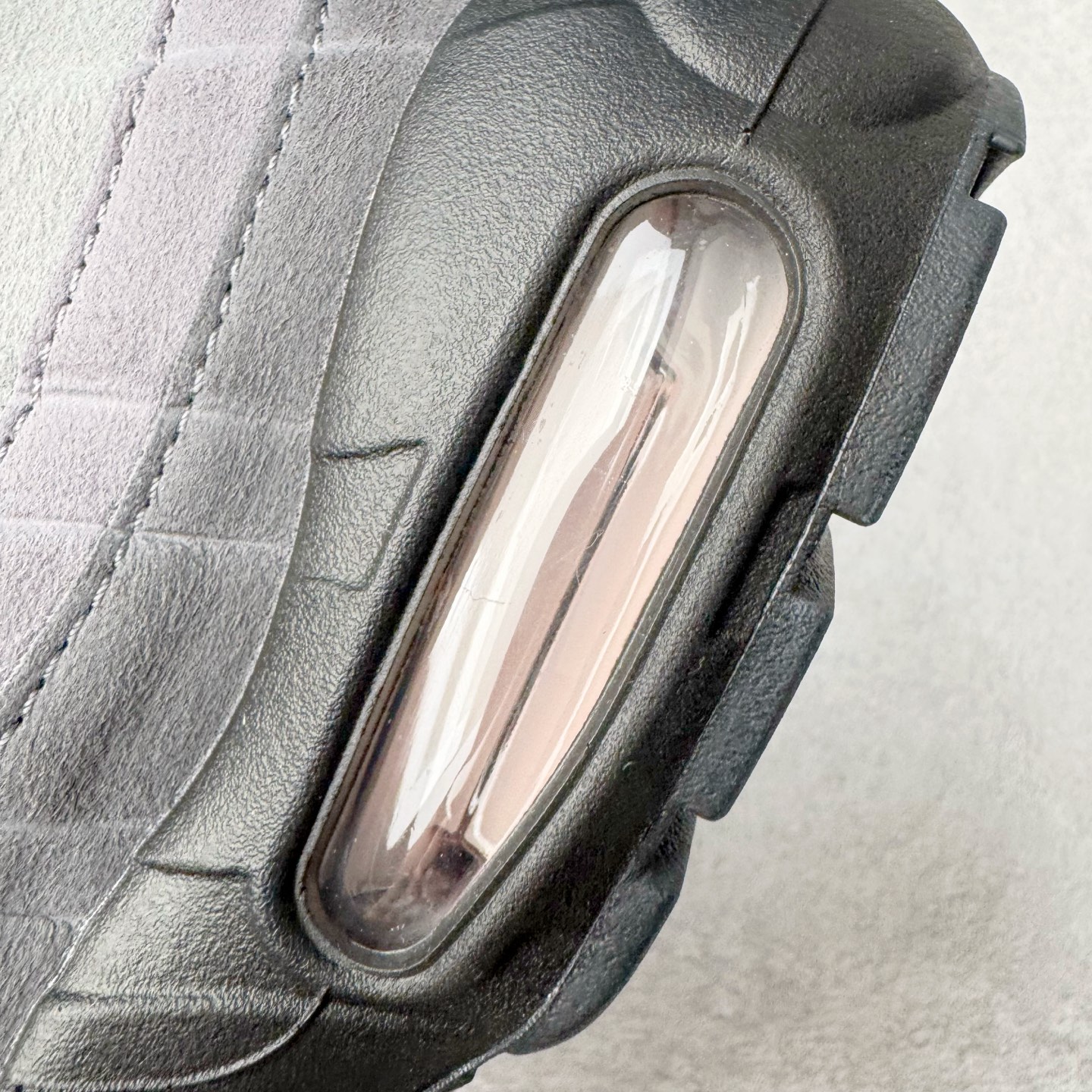 图片[12]-＃GX纯原 NK Air Max 95 复古减震气垫跑鞋 黑灰粉 CJ0588-001 经典重温 外单专供大厂出品 品质稳定 一百余色 终端操作 鞋款设计灵感源于人体构造 中底设计基于人体的脊柱构造 是整体设计的核心 尼龙孔眼代表了肋骨 而分层式面板和网眼象征着肌肉纤维和肉体组织 Air Max 95采用了两个独立的吹塑成型的Air-Sole单元 并首次在前掌使用可视化气垫设计 Swoosh logo夜当作一个 点符号放在了鞋子的后帮位置 20年的发展让 AIR MAX 95有了不同的故事 20年后再度面向世人的时候 焕然一新的面貌 让人有了另外一种清新脱俗的感觉 尺码：40 40.5 41 42 42.5 43 44 44.5 45 45.5 46 47.5 48.5-选品中心