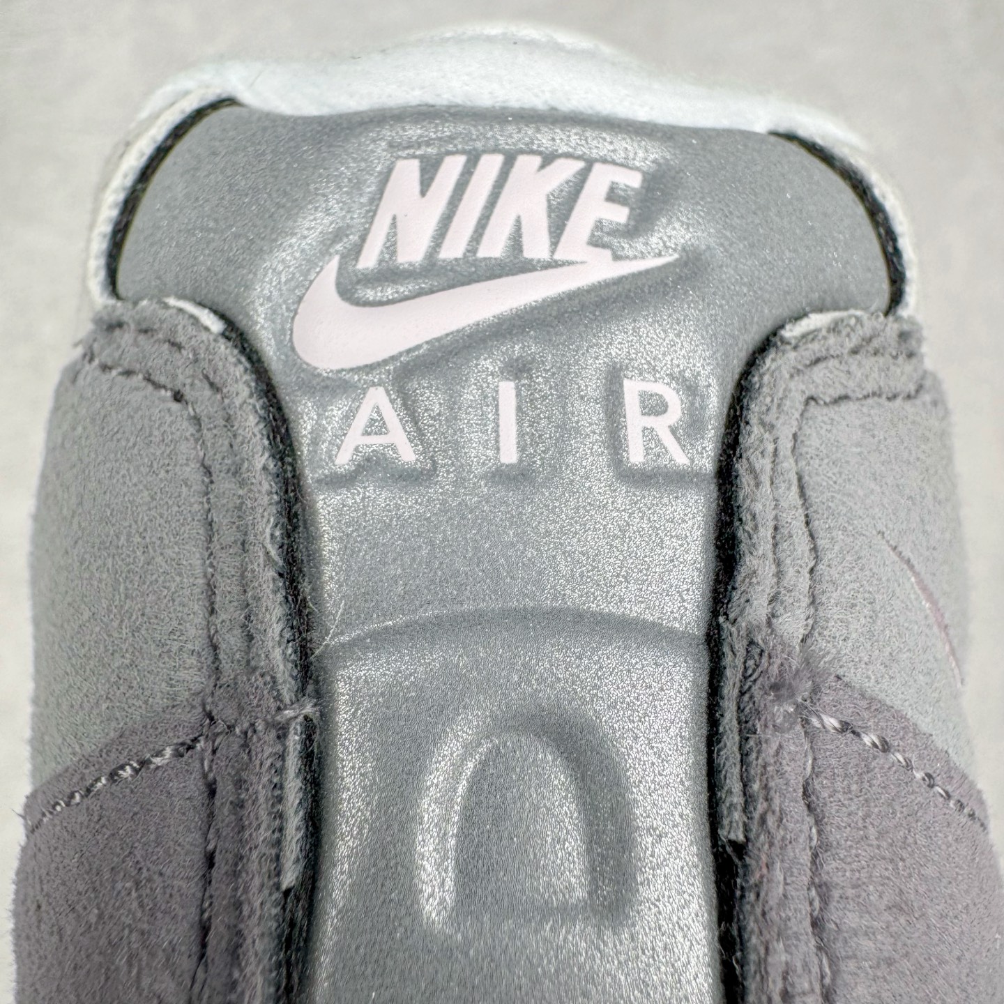 图片[21]-＃GX纯原 NK Air Max 95 复古减震气垫跑鞋 黑灰粉 CJ0588-001 经典重温 外单专供大厂出品 品质稳定 一百余色 终端操作 鞋款设计灵感源于人体构造 中底设计基于人体的脊柱构造 是整体设计的核心 尼龙孔眼代表了肋骨 而分层式面板和网眼象征着肌肉纤维和肉体组织 Air Max 95采用了两个独立的吹塑成型的Air-Sole单元 并首次在前掌使用可视化气垫设计 Swoosh logo夜当作一个 点符号放在了鞋子的后帮位置 20年的发展让 AIR MAX 95有了不同的故事 20年后再度面向世人的时候 焕然一新的面貌 让人有了另外一种清新脱俗的感觉 尺码：40 40.5 41 42 42.5 43 44 44.5 45 45.5 46 47.5 48.5-选品中心