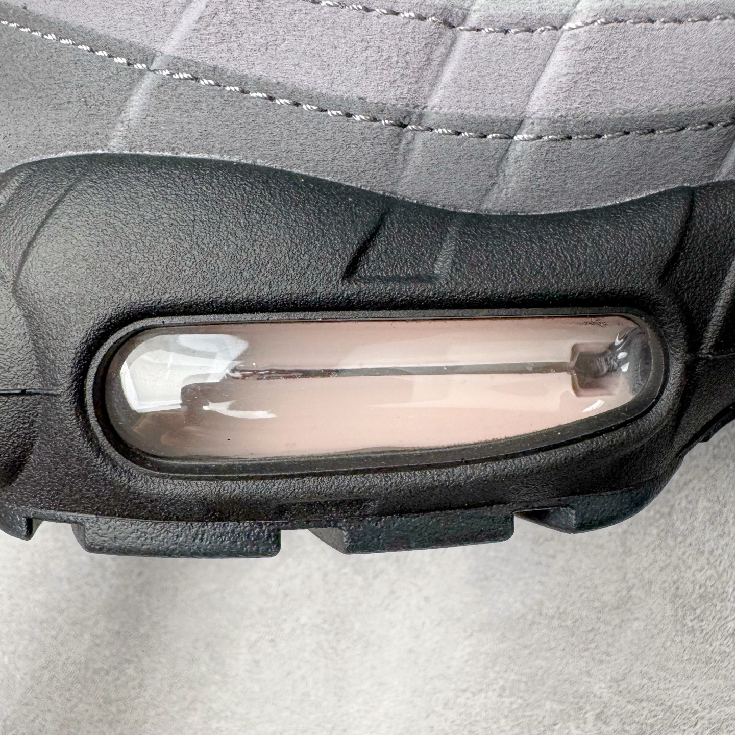 图片[17]-＃GX纯原 NK Air Max 95 复古减震气垫跑鞋 黑灰粉 CJ0588-001 经典重温 外单专供大厂出品 品质稳定 一百余色 终端操作 鞋款设计灵感源于人体构造 中底设计基于人体的脊柱构造 是整体设计的核心 尼龙孔眼代表了肋骨 而分层式面板和网眼象征着肌肉纤维和肉体组织 Air Max 95采用了两个独立的吹塑成型的Air-Sole单元 并首次在前掌使用可视化气垫设计 Swoosh logo夜当作一个 点符号放在了鞋子的后帮位置 20年的发展让 AIR MAX 95有了不同的故事 20年后再度面向世人的时候 焕然一新的面貌 让人有了另外一种清新脱俗的感觉 尺码：40 40.5 41 42 42.5 43 44 44.5 45 45.5 46 47.5 48.5-选品中心