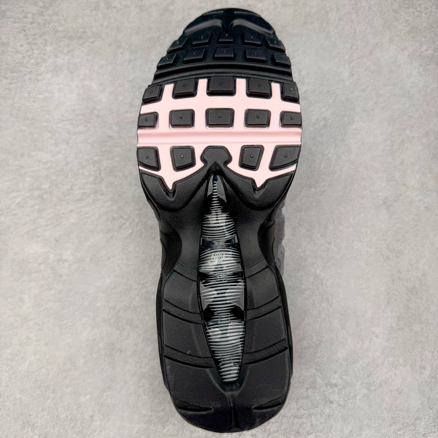 图片[9]-＃GX纯原 NK Air Max 95 复古减震气垫跑鞋 黑灰粉 CJ0588-001 经典重温 外单专供大厂出品 品质稳定 一百余色 终端操作 鞋款设计灵感源于人体构造 中底设计基于人体的脊柱构造 是整体设计的核心 尼龙孔眼代表了肋骨 而分层式面板和网眼象征着肌肉纤维和肉体组织 Air Max 95采用了两个独立的吹塑成型的Air-Sole单元 并首次在前掌使用可视化气垫设计 Swoosh logo夜当作一个 点符号放在了鞋子的后帮位置 20年的发展让 AIR MAX 95有了不同的故事 20年后再度面向世人的时候 焕然一新的面貌 让人有了另外一种清新脱俗的感觉 尺码：40 40.5 41 42 42.5 43 44 44.5 45 45.5 46 47.5 48.5-选品中心