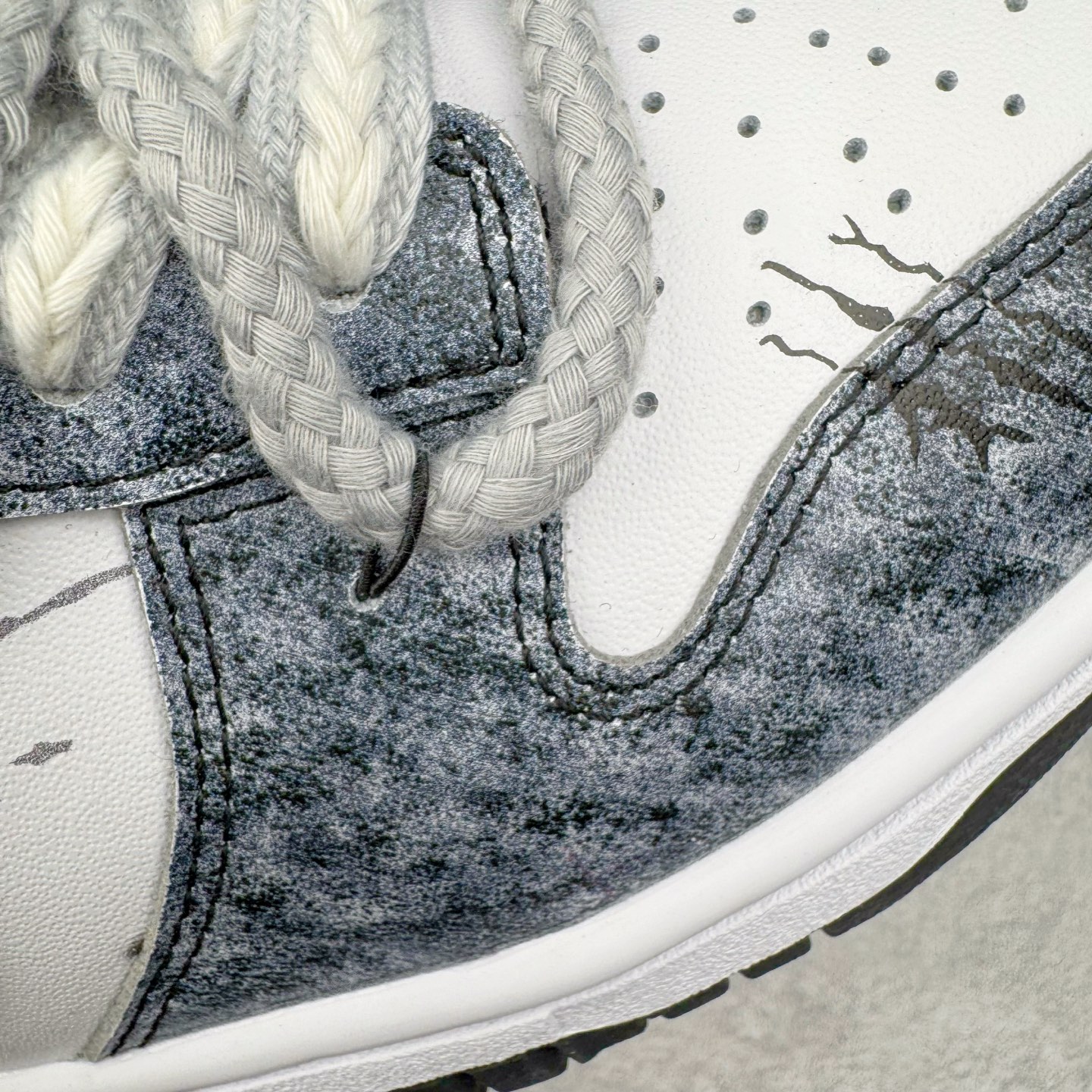 图片[16]-＃YC纯原 NK Dunk Low 弑影灵契 DD1391-100 以纯粹之「白」破晓，以深邃之「黑」塑形，渲染流动「灰」墨，星屑泼洒，晕染复古灰阶；泼墨斑驳，诉说时光印记。标志性 Swoosh 如魅影划破沉寂，独特泼墨工艺赋予每双鞋独一无二的纹路肌理。弑影而出，踏破常规；不止是球鞋，是黑白灰间游走的艺术灵契。定制系列天花板 无原鞋不开发 全系列得物原鞋一比一校对开发 配色持续更新中 终端对接 优势输出 全套原厂楦头原纸板数据档案倾力打造 原汁原味莞产 极致还原 圈内最强针车工艺 高端零售指定版 广东原厂配套原盒原标 鞋盒分三个尺码段 原厂冲刀 超高清洁度 全鞋零毛边皮料切割 采用原厂百宏鞋带以及原厂百宏织唛舌标 内标可供原厂几率过验 进口原装条纹中底布 四线拉帮白色点胶 原厂拉帮手法遵循公司 原厂电绣 极致还原 尺码：36 36.5 37.5 38 38.5 39 40 40.5 41 42 42.5 43 44 44.5 45 46-选品中心