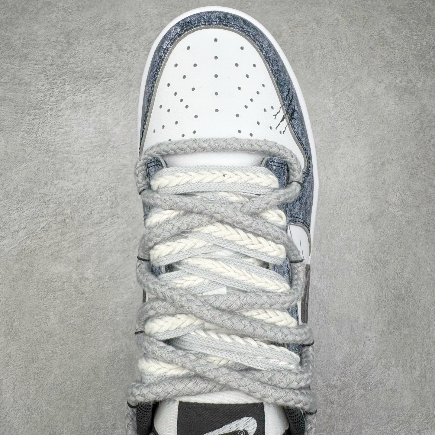 图片[4]-＃YC纯原 NK Dunk Low 弑影灵契 DD1391-100 以纯粹之「白」破晓，以深邃之「黑」塑形，渲染流动「灰」墨，星屑泼洒，晕染复古灰阶；泼墨斑驳，诉说时光印记。标志性 Swoosh 如魅影划破沉寂，独特泼墨工艺赋予每双鞋独一无二的纹路肌理。弑影而出，踏破常规；不止是球鞋，是黑白灰间游走的艺术灵契。定制系列天花板 无原鞋不开发 全系列得物原鞋一比一校对开发 配色持续更新中 终端对接 优势输出 全套原厂楦头原纸板数据档案倾力打造 原汁原味莞产 极致还原 圈内最强针车工艺 高端零售指定版 广东原厂配套原盒原标 鞋盒分三个尺码段 原厂冲刀 超高清洁度 全鞋零毛边皮料切割 采用原厂百宏鞋带以及原厂百宏织唛舌标 内标可供原厂几率过验 进口原装条纹中底布 四线拉帮白色点胶 原厂拉帮手法遵循公司 原厂电绣 极致还原 尺码：36 36.5 37.5 38 38.5 39 40 40.5 41 42 42.5 43 44 44.5 45 46-选品中心