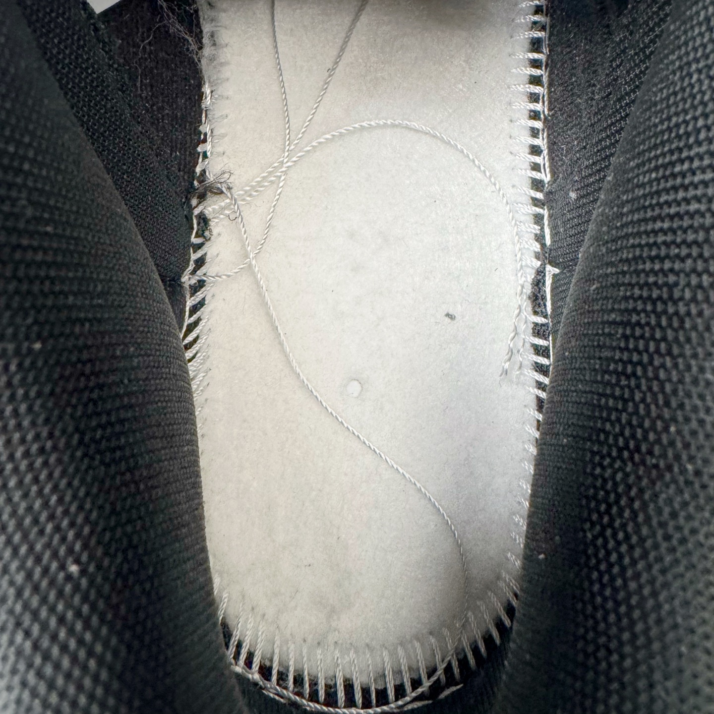 图片[12]-＃YC纯原 NK Dunk Low 弑影灵契 DD1391-100 以纯粹之「白」破晓，以深邃之「黑」塑形，渲染流动「灰」墨，星屑泼洒，晕染复古灰阶；泼墨斑驳，诉说时光印记。标志性 Swoosh 如魅影划破沉寂，独特泼墨工艺赋予每双鞋独一无二的纹路肌理。弑影而出，踏破常规；不止是球鞋，是黑白灰间游走的艺术灵契。定制系列天花板 无原鞋不开发 全系列得物原鞋一比一校对开发 配色持续更新中 终端对接 优势输出 全套原厂楦头原纸板数据档案倾力打造 原汁原味莞产 极致还原 圈内最强针车工艺 高端零售指定版 广东原厂配套原盒原标 鞋盒分三个尺码段 原厂冲刀 超高清洁度 全鞋零毛边皮料切割 采用原厂百宏鞋带以及原厂百宏织唛舌标 内标可供原厂几率过验 进口原装条纹中底布 四线拉帮白色点胶 原厂拉帮手法遵循公司 原厂电绣 极致还原 尺码：36 36.5 37.5 38 38.5 39 40 40.5 41 42 42.5 43 44 44.5 45 46-选品中心