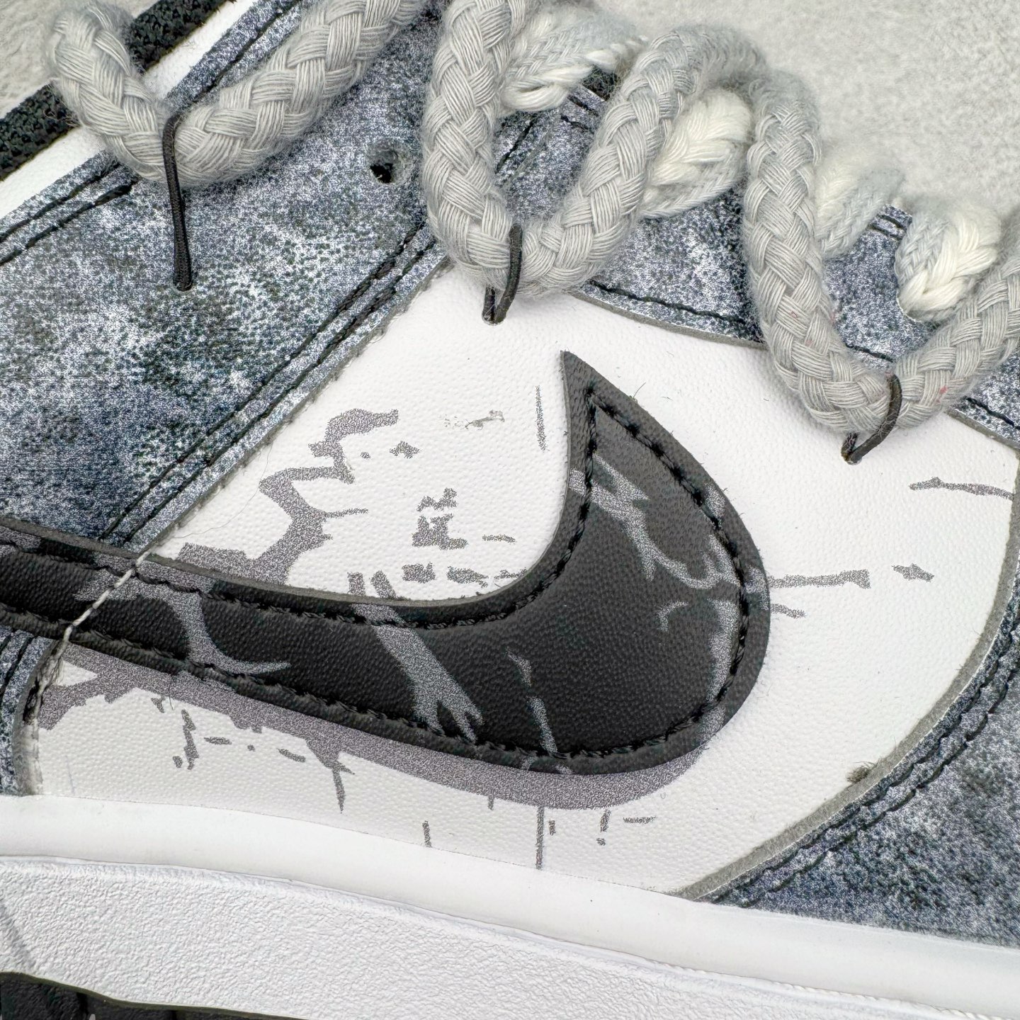 图片[18]-＃YC纯原 NK Dunk Low 弑影灵契 DD1391-100 以纯粹之「白」破晓，以深邃之「黑」塑形，渲染流动「灰」墨，星屑泼洒，晕染复古灰阶；泼墨斑驳，诉说时光印记。标志性 Swoosh 如魅影划破沉寂，独特泼墨工艺赋予每双鞋独一无二的纹路肌理。弑影而出，踏破常规；不止是球鞋，是黑白灰间游走的艺术灵契。定制系列天花板 无原鞋不开发 全系列得物原鞋一比一校对开发 配色持续更新中 终端对接 优势输出 全套原厂楦头原纸板数据档案倾力打造 原汁原味莞产 极致还原 圈内最强针车工艺 高端零售指定版 广东原厂配套原盒原标 鞋盒分三个尺码段 原厂冲刀 超高清洁度 全鞋零毛边皮料切割 采用原厂百宏鞋带以及原厂百宏织唛舌标 内标可供原厂几率过验 进口原装条纹中底布 四线拉帮白色点胶 原厂拉帮手法遵循公司 原厂电绣 极致还原 尺码：36 36.5 37.5 38 38.5 39 40 40.5 41 42 42.5 43 44 44.5 45 46-选品中心