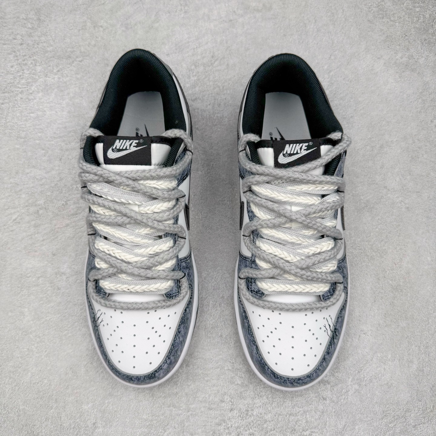 图片[2]-＃YC纯原 NK Dunk Low 弑影灵契 DD1391-100 以纯粹之「白」破晓，以深邃之「黑」塑形，渲染流动「灰」墨，星屑泼洒，晕染复古灰阶；泼墨斑驳，诉说时光印记。标志性 Swoosh 如魅影划破沉寂，独特泼墨工艺赋予每双鞋独一无二的纹路肌理。弑影而出，踏破常规；不止是球鞋，是黑白灰间游走的艺术灵契。定制系列天花板 无原鞋不开发 全系列得物原鞋一比一校对开发 配色持续更新中 终端对接 优势输出 全套原厂楦头原纸板数据档案倾力打造 原汁原味莞产 极致还原 圈内最强针车工艺 高端零售指定版 广东原厂配套原盒原标 鞋盒分三个尺码段 原厂冲刀 超高清洁度 全鞋零毛边皮料切割 采用原厂百宏鞋带以及原厂百宏织唛舌标 内标可供原厂几率过验 进口原装条纹中底布 四线拉帮白色点胶 原厂拉帮手法遵循公司 原厂电绣 极致还原 尺码：36 36.5 37.5 38 38.5 39 40 40.5 41 42 42.5 43 44 44.5 45 46-选品中心