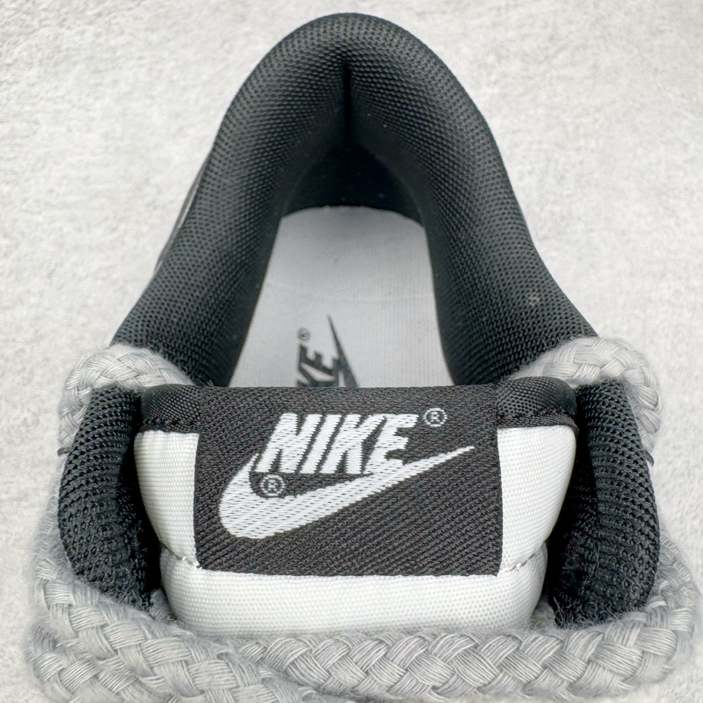 图片[14]-＃YC纯原 NK Dunk Low 弑影灵契 DD1391-100 以纯粹之「白」破晓，以深邃之「黑」塑形，渲染流动「灰」墨，星屑泼洒，晕染复古灰阶；泼墨斑驳，诉说时光印记。标志性 Swoosh 如魅影划破沉寂，独特泼墨工艺赋予每双鞋独一无二的纹路肌理。弑影而出，踏破常规；不止是球鞋，是黑白灰间游走的艺术灵契。定制系列天花板 无原鞋不开发 全系列得物原鞋一比一校对开发 配色持续更新中 终端对接 优势输出 全套原厂楦头原纸板数据档案倾力打造 原汁原味莞产 极致还原 圈内最强针车工艺 高端零售指定版 广东原厂配套原盒原标 鞋盒分三个尺码段 原厂冲刀 超高清洁度 全鞋零毛边皮料切割 采用原厂百宏鞋带以及原厂百宏织唛舌标 内标可供原厂几率过验 进口原装条纹中底布 四线拉帮白色点胶 原厂拉帮手法遵循公司 原厂电绣 极致还原 尺码：36 36.5 37.5 38 38.5 39 40 40.5 41 42 42.5 43 44 44.5 45 46-选品中心