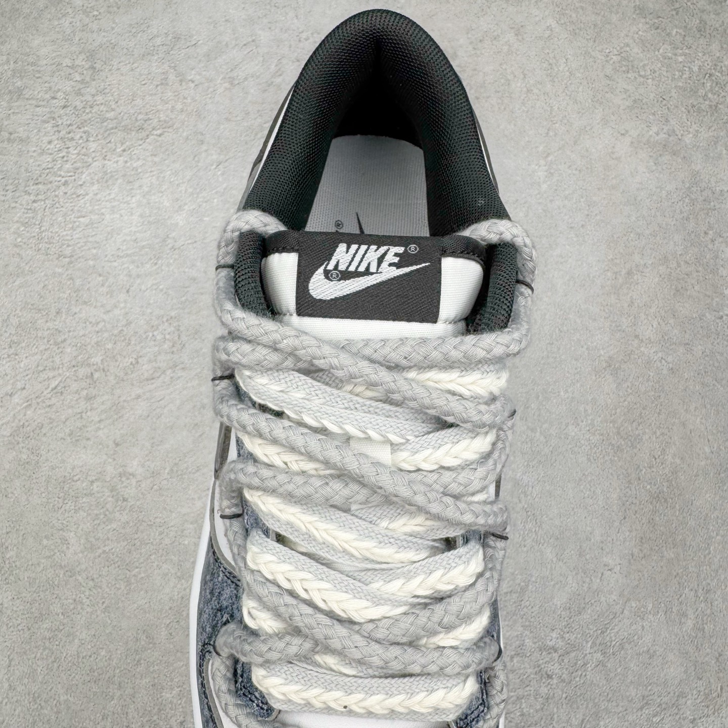 图片[5]-＃YC纯原 NK Dunk Low 弑影灵契 DD1391-100 以纯粹之「白」破晓，以深邃之「黑」塑形，渲染流动「灰」墨，星屑泼洒，晕染复古灰阶；泼墨斑驳，诉说时光印记。标志性 Swoosh 如魅影划破沉寂，独特泼墨工艺赋予每双鞋独一无二的纹路肌理。弑影而出，踏破常规；不止是球鞋，是黑白灰间游走的艺术灵契。定制系列天花板 无原鞋不开发 全系列得物原鞋一比一校对开发 配色持续更新中 终端对接 优势输出 全套原厂楦头原纸板数据档案倾力打造 原汁原味莞产 极致还原 圈内最强针车工艺 高端零售指定版 广东原厂配套原盒原标 鞋盒分三个尺码段 原厂冲刀 超高清洁度 全鞋零毛边皮料切割 采用原厂百宏鞋带以及原厂百宏织唛舌标 内标可供原厂几率过验 进口原装条纹中底布 四线拉帮白色点胶 原厂拉帮手法遵循公司 原厂电绣 极致还原 尺码：36 36.5 37.5 38 38.5 39 40 40.5 41 42 42.5 43 44 44.5 45 46-选品中心