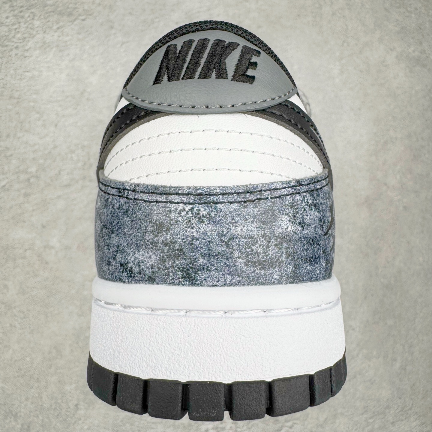 图片[8]-＃YC纯原 NK Dunk Low 弑影灵契 DD1391-100 以纯粹之「白」破晓，以深邃之「黑」塑形，渲染流动「灰」墨，星屑泼洒，晕染复古灰阶；泼墨斑驳，诉说时光印记。标志性 Swoosh 如魅影划破沉寂，独特泼墨工艺赋予每双鞋独一无二的纹路肌理。弑影而出，踏破常规；不止是球鞋，是黑白灰间游走的艺术灵契。定制系列天花板 无原鞋不开发 全系列得物原鞋一比一校对开发 配色持续更新中 终端对接 优势输出 全套原厂楦头原纸板数据档案倾力打造 原汁原味莞产 极致还原 圈内最强针车工艺 高端零售指定版 广东原厂配套原盒原标 鞋盒分三个尺码段 原厂冲刀 超高清洁度 全鞋零毛边皮料切割 采用原厂百宏鞋带以及原厂百宏织唛舌标 内标可供原厂几率过验 进口原装条纹中底布 四线拉帮白色点胶 原厂拉帮手法遵循公司 原厂电绣 极致还原 尺码：36 36.5 37.5 38 38.5 39 40 40.5 41 42 42.5 43 44 44.5 45 46-选品中心