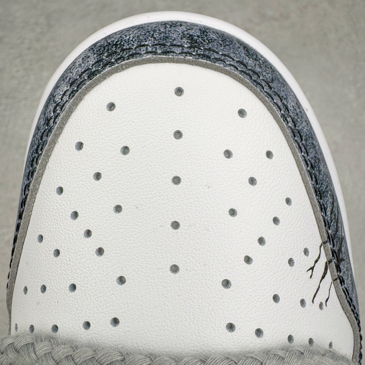 图片[15]-＃YC纯原 NK Dunk Low 弑影灵契 DD1391-100 以纯粹之「白」破晓，以深邃之「黑」塑形，渲染流动「灰」墨，星屑泼洒，晕染复古灰阶；泼墨斑驳，诉说时光印记。标志性 Swoosh 如魅影划破沉寂，独特泼墨工艺赋予每双鞋独一无二的纹路肌理。弑影而出，踏破常规；不止是球鞋，是黑白灰间游走的艺术灵契。定制系列天花板 无原鞋不开发 全系列得物原鞋一比一校对开发 配色持续更新中 终端对接 优势输出 全套原厂楦头原纸板数据档案倾力打造 原汁原味莞产 极致还原 圈内最强针车工艺 高端零售指定版 广东原厂配套原盒原标 鞋盒分三个尺码段 原厂冲刀 超高清洁度 全鞋零毛边皮料切割 采用原厂百宏鞋带以及原厂百宏织唛舌标 内标可供原厂几率过验 进口原装条纹中底布 四线拉帮白色点胶 原厂拉帮手法遵循公司 原厂电绣 极致还原 尺码：36 36.5 37.5 38 38.5 39 40 40.5 41 42 42.5 43 44 44.5 45 46-选品中心