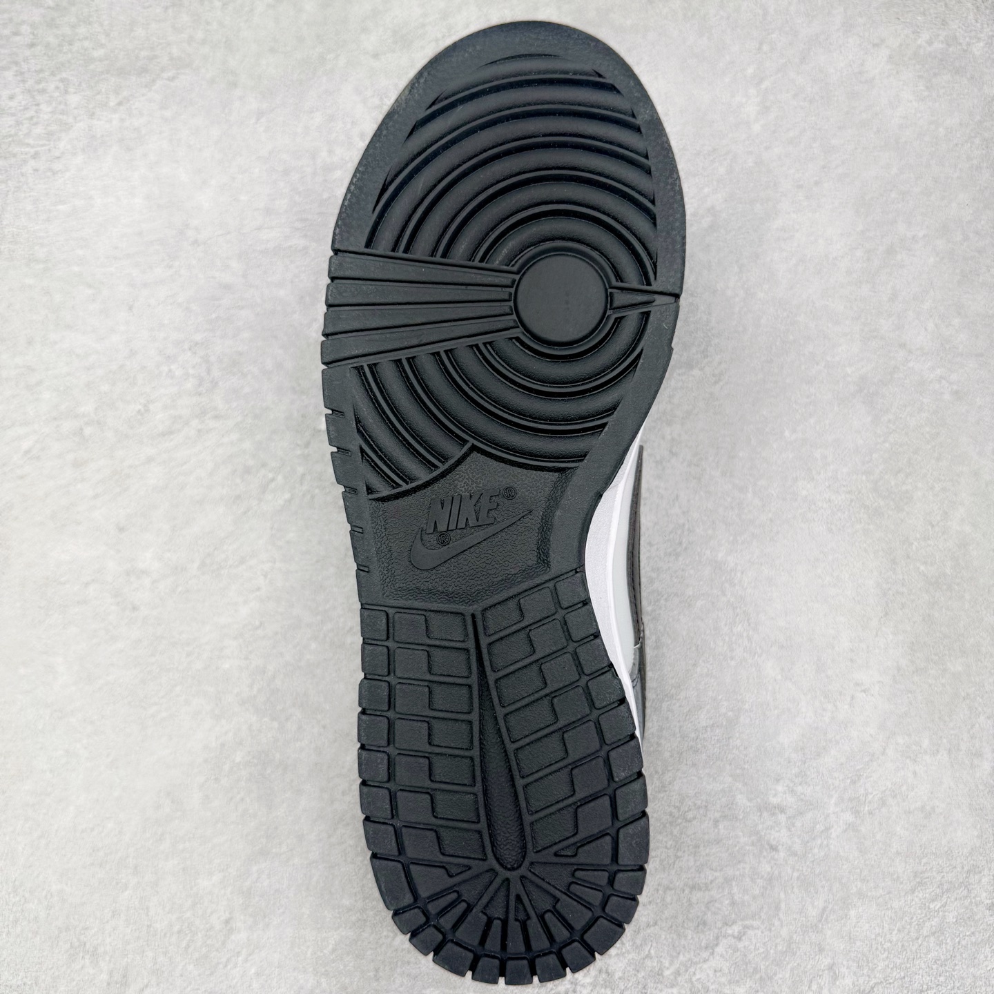 图片[9]-＃YC纯原 NK Dunk Low 弑影灵契 DD1391-100 以纯粹之「白」破晓，以深邃之「黑」塑形，渲染流动「灰」墨，星屑泼洒，晕染复古灰阶；泼墨斑驳，诉说时光印记。标志性 Swoosh 如魅影划破沉寂，独特泼墨工艺赋予每双鞋独一无二的纹路肌理。弑影而出，踏破常规；不止是球鞋，是黑白灰间游走的艺术灵契。定制系列天花板 无原鞋不开发 全系列得物原鞋一比一校对开发 配色持续更新中 终端对接 优势输出 全套原厂楦头原纸板数据档案倾力打造 原汁原味莞产 极致还原 圈内最强针车工艺 高端零售指定版 广东原厂配套原盒原标 鞋盒分三个尺码段 原厂冲刀 超高清洁度 全鞋零毛边皮料切割 采用原厂百宏鞋带以及原厂百宏织唛舌标 内标可供原厂几率过验 进口原装条纹中底布 四线拉帮白色点胶 原厂拉帮手法遵循公司 原厂电绣 极致还原 尺码：36 36.5 37.5 38 38.5 39 40 40.5 41 42 42.5 43 44 44.5 45 46-选品中心