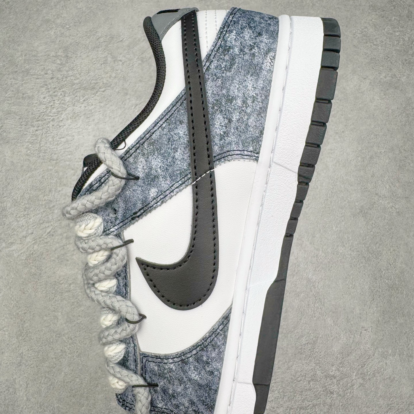 图片[7]-＃YC纯原 NK Dunk Low 弑影灵契 DD1391-100 以纯粹之「白」破晓，以深邃之「黑」塑形，渲染流动「灰」墨，星屑泼洒，晕染复古灰阶；泼墨斑驳，诉说时光印记。标志性 Swoosh 如魅影划破沉寂，独特泼墨工艺赋予每双鞋独一无二的纹路肌理。弑影而出，踏破常规；不止是球鞋，是黑白灰间游走的艺术灵契。定制系列天花板 无原鞋不开发 全系列得物原鞋一比一校对开发 配色持续更新中 终端对接 优势输出 全套原厂楦头原纸板数据档案倾力打造 原汁原味莞产 极致还原 圈内最强针车工艺 高端零售指定版 广东原厂配套原盒原标 鞋盒分三个尺码段 原厂冲刀 超高清洁度 全鞋零毛边皮料切割 采用原厂百宏鞋带以及原厂百宏织唛舌标 内标可供原厂几率过验 进口原装条纹中底布 四线拉帮白色点胶 原厂拉帮手法遵循公司 原厂电绣 极致还原 尺码：36 36.5 37.5 38 38.5 39 40 40.5 41 42 42.5 43 44 44.5 45 46-选品中心