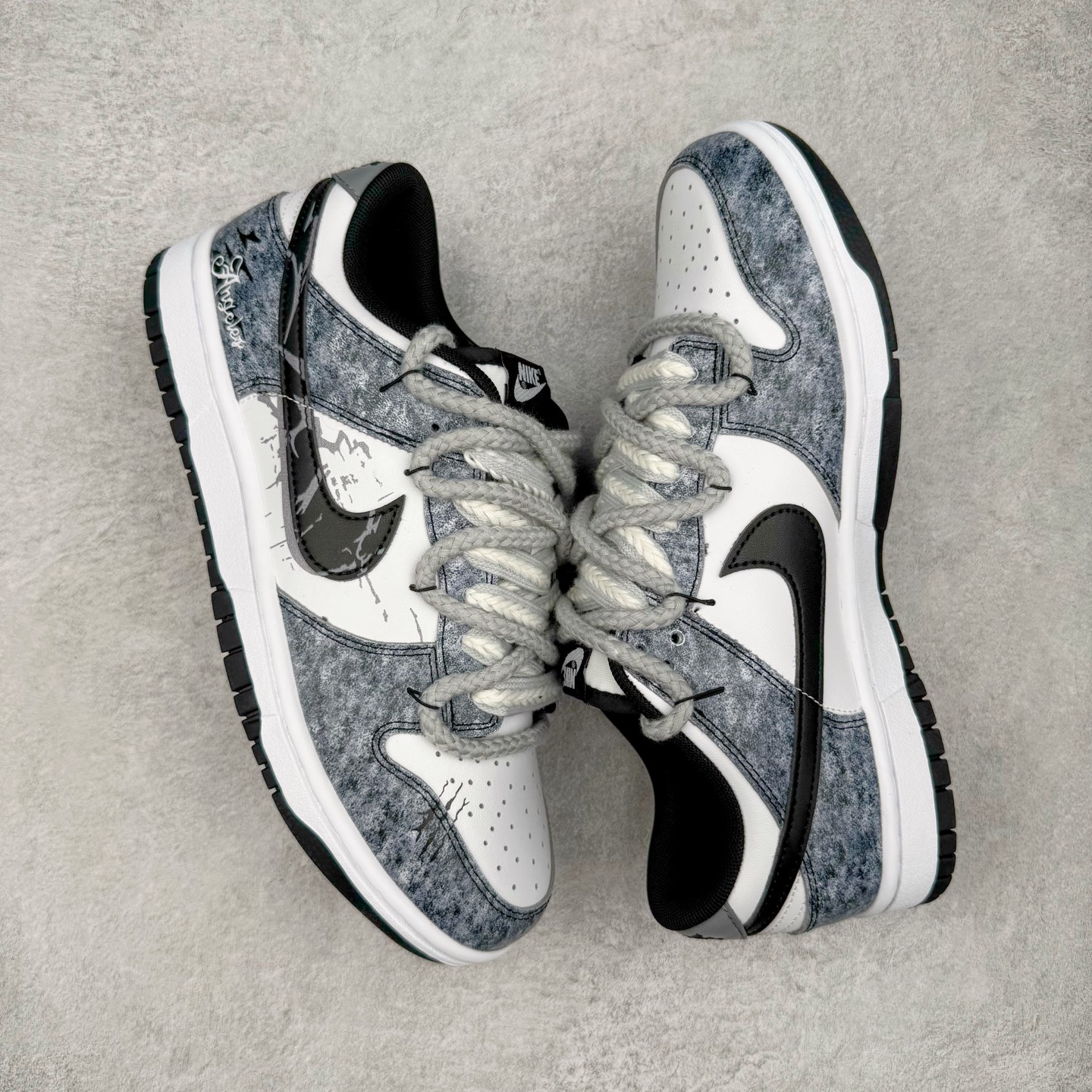 图片[3]-＃YC纯原 NK Dunk Low 弑影灵契 DD1391-100 以纯粹之「白」破晓，以深邃之「黑」塑形，渲染流动「灰」墨，星屑泼洒，晕染复古灰阶；泼墨斑驳，诉说时光印记。标志性 Swoosh 如魅影划破沉寂，独特泼墨工艺赋予每双鞋独一无二的纹路肌理。弑影而出，踏破常规；不止是球鞋，是黑白灰间游走的艺术灵契。定制系列天花板 无原鞋不开发 全系列得物原鞋一比一校对开发 配色持续更新中 终端对接 优势输出 全套原厂楦头原纸板数据档案倾力打造 原汁原味莞产 极致还原 圈内最强针车工艺 高端零售指定版 广东原厂配套原盒原标 鞋盒分三个尺码段 原厂冲刀 超高清洁度 全鞋零毛边皮料切割 采用原厂百宏鞋带以及原厂百宏织唛舌标 内标可供原厂几率过验 进口原装条纹中底布 四线拉帮白色点胶 原厂拉帮手法遵循公司 原厂电绣 极致还原 尺码：36 36.5 37.5 38 38.5 39 40 40.5 41 42 42.5 43 44 44.5 45 46-选品中心