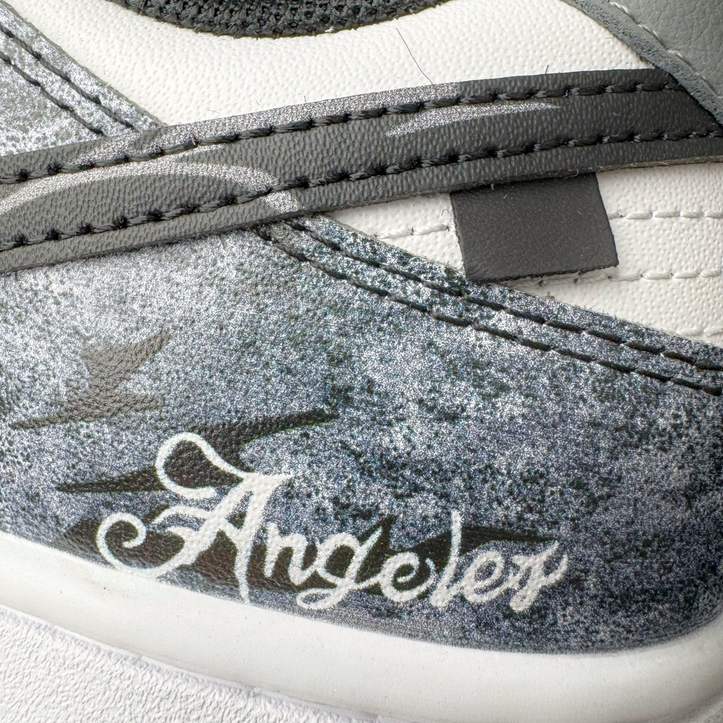 图片[10]-＃YC纯原 NK Dunk Low 弑影灵契 DD1391-100 以纯粹之「白」破晓，以深邃之「黑」塑形，渲染流动「灰」墨，星屑泼洒，晕染复古灰阶；泼墨斑驳，诉说时光印记。标志性 Swoosh 如魅影划破沉寂，独特泼墨工艺赋予每双鞋独一无二的纹路肌理。弑影而出，踏破常规；不止是球鞋，是黑白灰间游走的艺术灵契。定制系列天花板 无原鞋不开发 全系列得物原鞋一比一校对开发 配色持续更新中 终端对接 优势输出 全套原厂楦头原纸板数据档案倾力打造 原汁原味莞产 极致还原 圈内最强针车工艺 高端零售指定版 广东原厂配套原盒原标 鞋盒分三个尺码段 原厂冲刀 超高清洁度 全鞋零毛边皮料切割 采用原厂百宏鞋带以及原厂百宏织唛舌标 内标可供原厂几率过验 进口原装条纹中底布 四线拉帮白色点胶 原厂拉帮手法遵循公司 原厂电绣 极致还原 尺码：36 36.5 37.5 38 38.5 39 40 40.5 41 42 42.5 43 44 44.5 45 46-选品中心