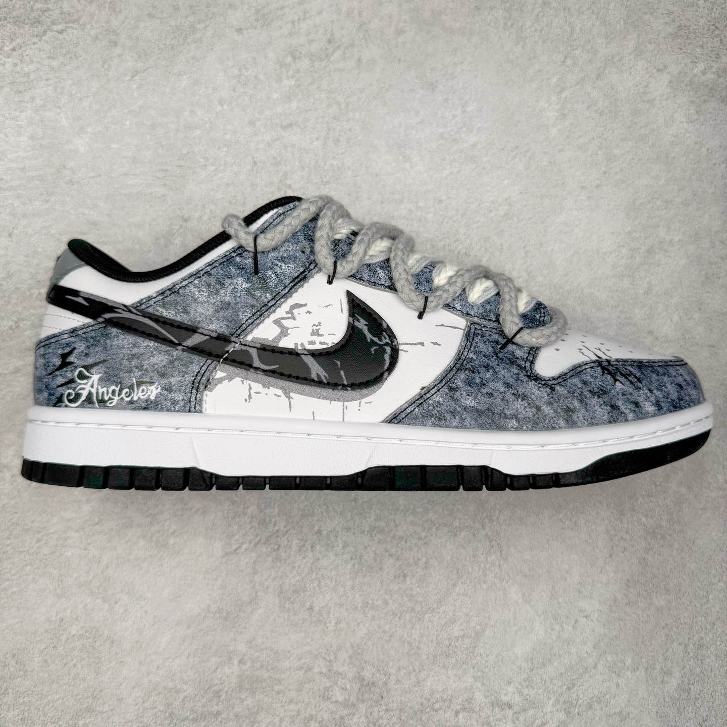 ＃YC纯原 NK Dunk Low 弑影灵契 DD1391-100 以纯粹之「白」破晓，以深邃之「黑」塑形，渲染流动「灰」墨，星屑泼洒，晕染复古灰阶；泼墨斑驳，诉说时光印记。标志性 Swoosh 如魅影划破沉寂，独特泼墨工艺赋予每双鞋独一无二的纹路肌理。弑影而出，踏破常规；不止是球鞋，是黑白灰间游走的艺术灵契。定制系列天花板 无原鞋不开发 全系列得物原鞋一比一校对开发 配色持续更新中 终端对接 优势输出 全套原厂楦头原纸板数据档案倾力打造 原汁原味莞产 极致还原 圈内最强针车工艺 高端零售指定版 广东原厂配套原盒原标 鞋盒分三个尺码段 原厂冲刀 超高清洁度 全鞋零毛边皮料切割 采用原厂百宏鞋带以及原厂百宏织唛舌标 内标可供原厂几率过验 进口原装条纹中底布 四线拉帮白色点胶 原厂拉帮手法遵循公司 原厂电绣 极致还原 尺码：36 36.5 37.5 38 38.5 39 40 40.5 41 42 42.5 43 44 44.5 45 46-选品中心