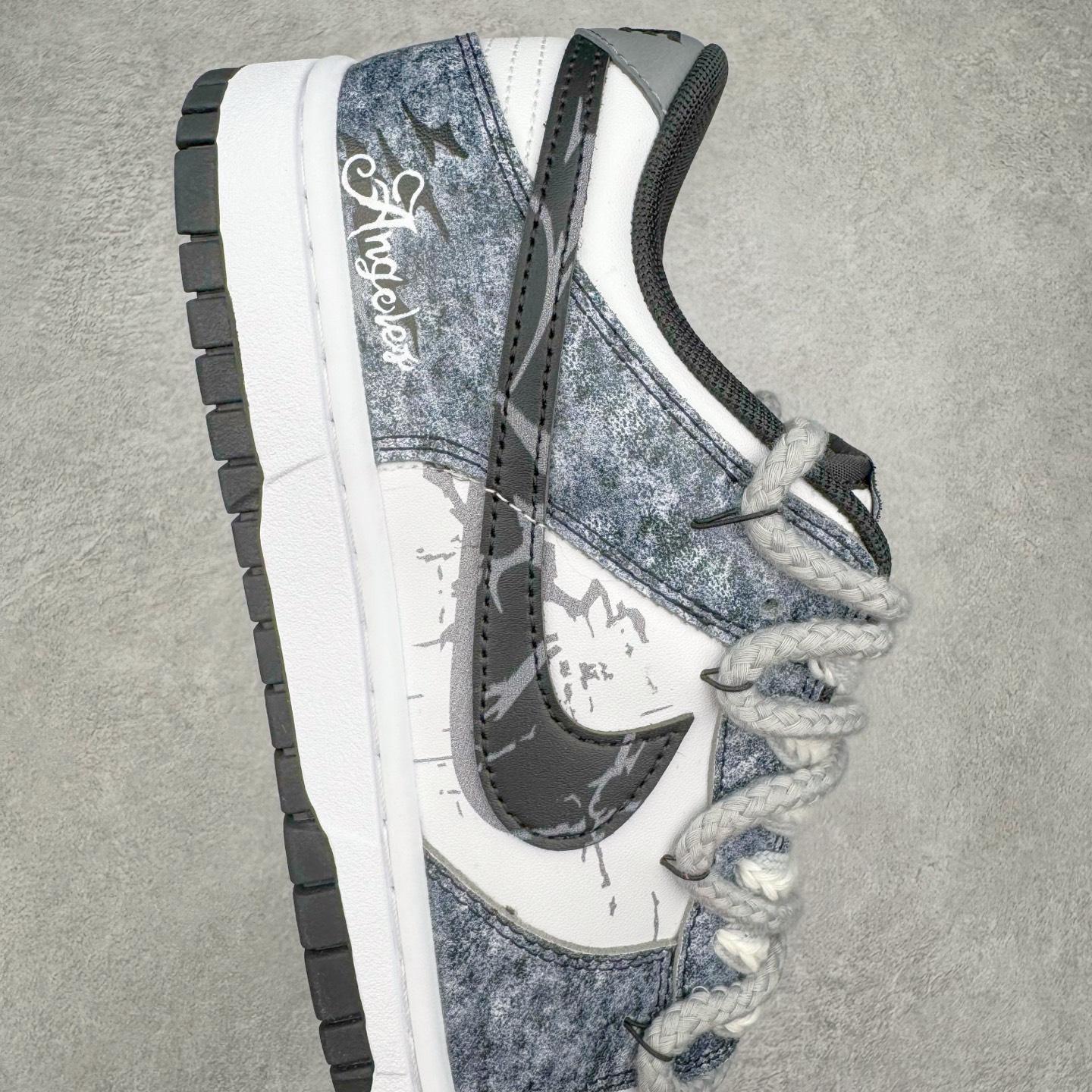 图片[6]-＃YC纯原 NK Dunk Low 弑影灵契 DD1391-100 以纯粹之「白」破晓，以深邃之「黑」塑形，渲染流动「灰」墨，星屑泼洒，晕染复古灰阶；泼墨斑驳，诉说时光印记。标志性 Swoosh 如魅影划破沉寂，独特泼墨工艺赋予每双鞋独一无二的纹路肌理。弑影而出，踏破常规；不止是球鞋，是黑白灰间游走的艺术灵契。定制系列天花板 无原鞋不开发 全系列得物原鞋一比一校对开发 配色持续更新中 终端对接 优势输出 全套原厂楦头原纸板数据档案倾力打造 原汁原味莞产 极致还原 圈内最强针车工艺 高端零售指定版 广东原厂配套原盒原标 鞋盒分三个尺码段 原厂冲刀 超高清洁度 全鞋零毛边皮料切割 采用原厂百宏鞋带以及原厂百宏织唛舌标 内标可供原厂几率过验 进口原装条纹中底布 四线拉帮白色点胶 原厂拉帮手法遵循公司 原厂电绣 极致还原 尺码：36 36.5 37.5 38 38.5 39 40 40.5 41 42 42.5 43 44 44.5 45 46-选品中心