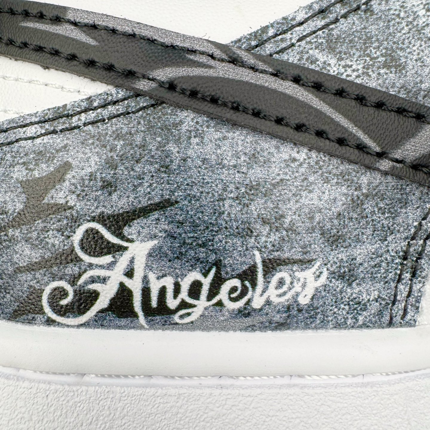 图片[17]-＃YC纯原 NK Dunk Low 弑影灵契 DD1391-100 以纯粹之「白」破晓，以深邃之「黑」塑形，渲染流动「灰」墨，星屑泼洒，晕染复古灰阶；泼墨斑驳，诉说时光印记。标志性 Swoosh 如魅影划破沉寂，独特泼墨工艺赋予每双鞋独一无二的纹路肌理。弑影而出，踏破常规；不止是球鞋，是黑白灰间游走的艺术灵契。定制系列天花板 无原鞋不开发 全系列得物原鞋一比一校对开发 配色持续更新中 终端对接 优势输出 全套原厂楦头原纸板数据档案倾力打造 原汁原味莞产 极致还原 圈内最强针车工艺 高端零售指定版 广东原厂配套原盒原标 鞋盒分三个尺码段 原厂冲刀 超高清洁度 全鞋零毛边皮料切割 采用原厂百宏鞋带以及原厂百宏织唛舌标 内标可供原厂几率过验 进口原装条纹中底布 四线拉帮白色点胶 原厂拉帮手法遵循公司 原厂电绣 极致还原 尺码：36 36.5 37.5 38 38.5 39 40 40.5 41 42 42.5 43 44 44.5 45 46-选品中心