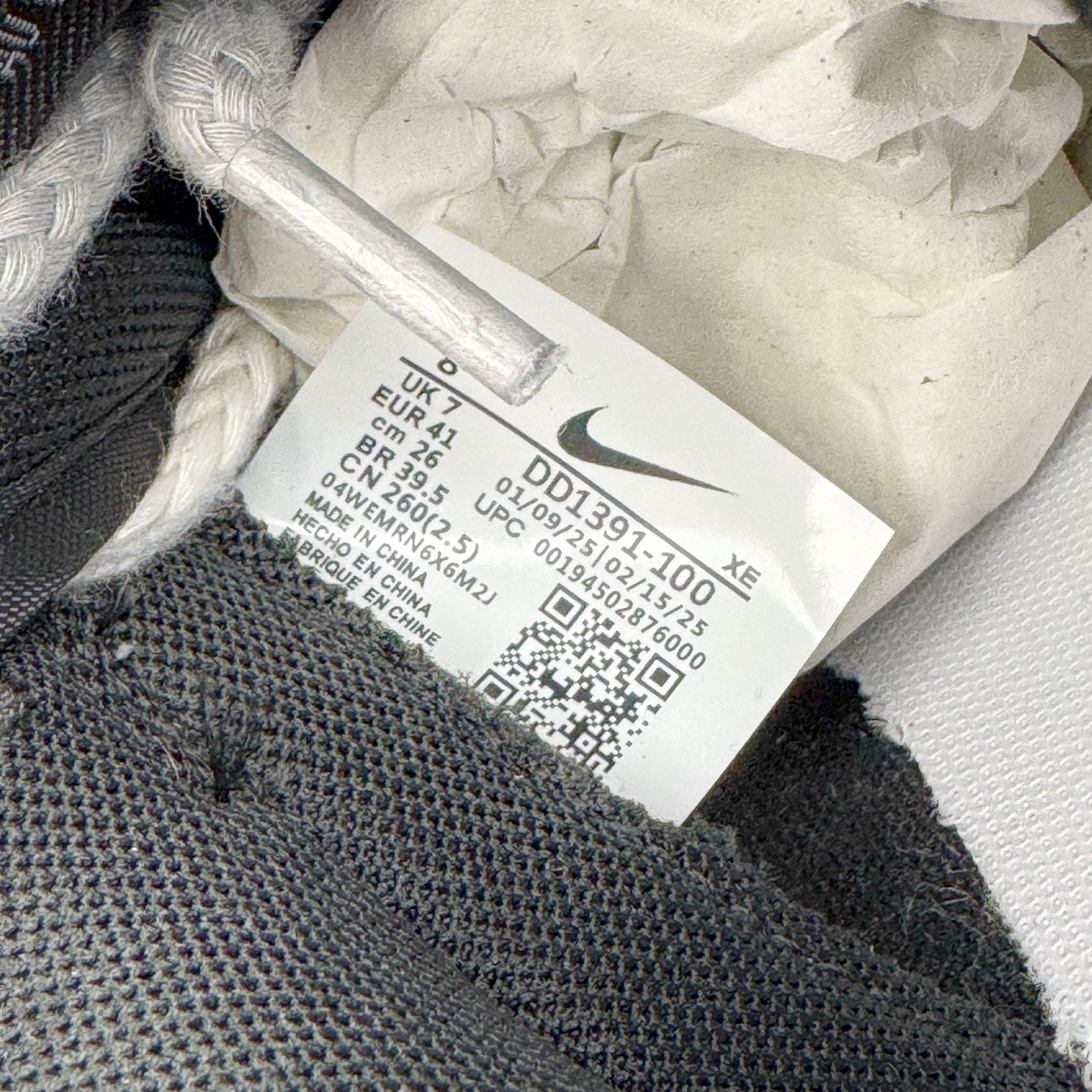 图片[13]-＃YC纯原 NK Dunk Low 弑影灵契 DD1391-100 以纯粹之「白」破晓，以深邃之「黑」塑形，渲染流动「灰」墨，星屑泼洒，晕染复古灰阶；泼墨斑驳，诉说时光印记。标志性 Swoosh 如魅影划破沉寂，独特泼墨工艺赋予每双鞋独一无二的纹路肌理。弑影而出，踏破常规；不止是球鞋，是黑白灰间游走的艺术灵契。定制系列天花板 无原鞋不开发 全系列得物原鞋一比一校对开发 配色持续更新中 终端对接 优势输出 全套原厂楦头原纸板数据档案倾力打造 原汁原味莞产 极致还原 圈内最强针车工艺 高端零售指定版 广东原厂配套原盒原标 鞋盒分三个尺码段 原厂冲刀 超高清洁度 全鞋零毛边皮料切割 采用原厂百宏鞋带以及原厂百宏织唛舌标 内标可供原厂几率过验 进口原装条纹中底布 四线拉帮白色点胶 原厂拉帮手法遵循公司 原厂电绣 极致还原 尺码：36 36.5 37.5 38 38.5 39 40 40.5 41 42 42.5 43 44 44.5 45 46-选品中心