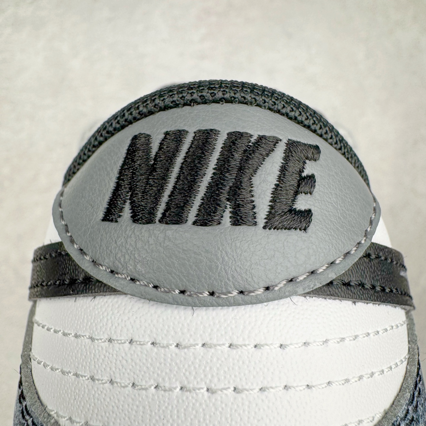 图片[20]-＃YC纯原 NK Dunk Low 弑影灵契 DD1391-100 以纯粹之「白」破晓，以深邃之「黑」塑形，渲染流动「灰」墨，星屑泼洒，晕染复古灰阶；泼墨斑驳，诉说时光印记。标志性 Swoosh 如魅影划破沉寂，独特泼墨工艺赋予每双鞋独一无二的纹路肌理。弑影而出，踏破常规；不止是球鞋，是黑白灰间游走的艺术灵契。定制系列天花板 无原鞋不开发 全系列得物原鞋一比一校对开发 配色持续更新中 终端对接 优势输出 全套原厂楦头原纸板数据档案倾力打造 原汁原味莞产 极致还原 圈内最强针车工艺 高端零售指定版 广东原厂配套原盒原标 鞋盒分三个尺码段 原厂冲刀 超高清洁度 全鞋零毛边皮料切割 采用原厂百宏鞋带以及原厂百宏织唛舌标 内标可供原厂几率过验 进口原装条纹中底布 四线拉帮白色点胶 原厂拉帮手法遵循公司 原厂电绣 极致还原 尺码：36 36.5 37.5 38 38.5 39 40 40.5 41 42 42.5 43 44 44.5 45 46-选品中心