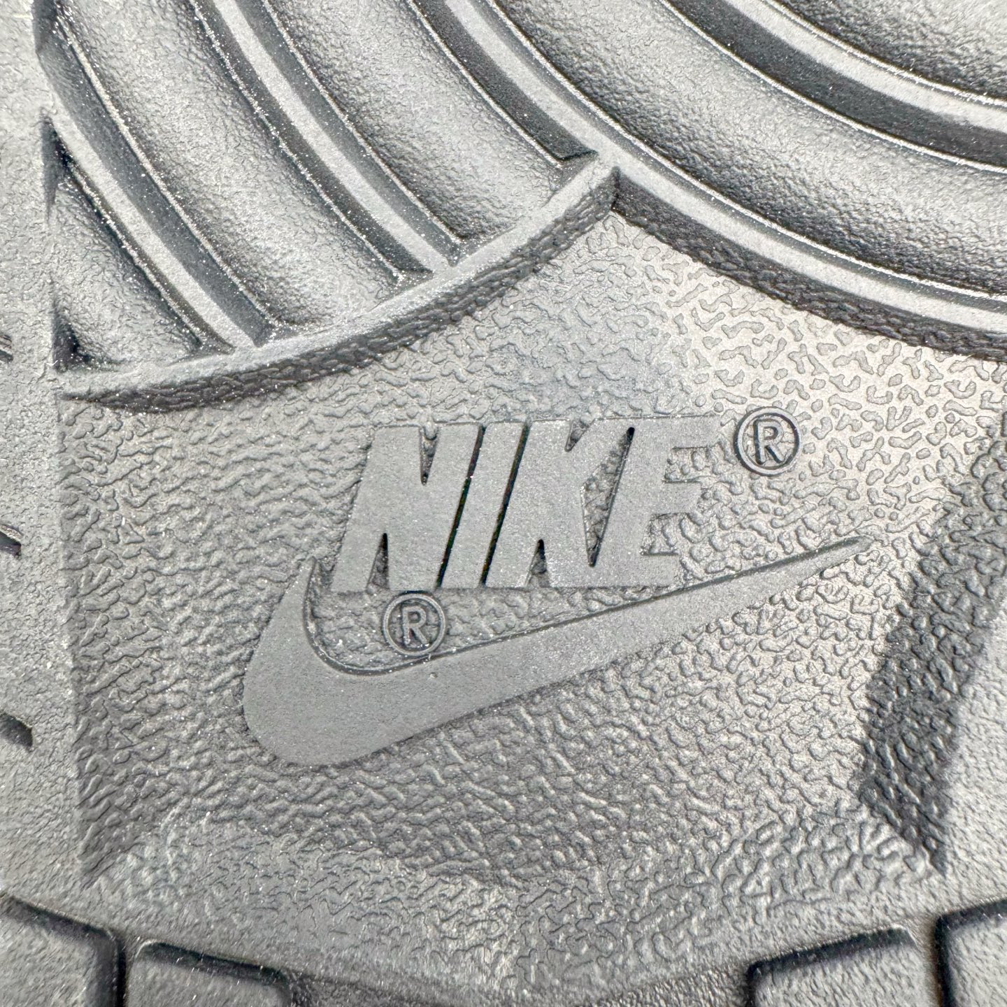 图片[19]-＃YC纯原 NK Dunk Low 弑影灵契 DD1391-100 以纯粹之「白」破晓，以深邃之「黑」塑形，渲染流动「灰」墨，星屑泼洒，晕染复古灰阶；泼墨斑驳，诉说时光印记。标志性 Swoosh 如魅影划破沉寂，独特泼墨工艺赋予每双鞋独一无二的纹路肌理。弑影而出，踏破常规；不止是球鞋，是黑白灰间游走的艺术灵契。定制系列天花板 无原鞋不开发 全系列得物原鞋一比一校对开发 配色持续更新中 终端对接 优势输出 全套原厂楦头原纸板数据档案倾力打造 原汁原味莞产 极致还原 圈内最强针车工艺 高端零售指定版 广东原厂配套原盒原标 鞋盒分三个尺码段 原厂冲刀 超高清洁度 全鞋零毛边皮料切割 采用原厂百宏鞋带以及原厂百宏织唛舌标 内标可供原厂几率过验 进口原装条纹中底布 四线拉帮白色点胶 原厂拉帮手法遵循公司 原厂电绣 极致还原 尺码：36 36.5 37.5 38 38.5 39 40 40.5 41 42 42.5 43 44 44.5 45 46-选品中心