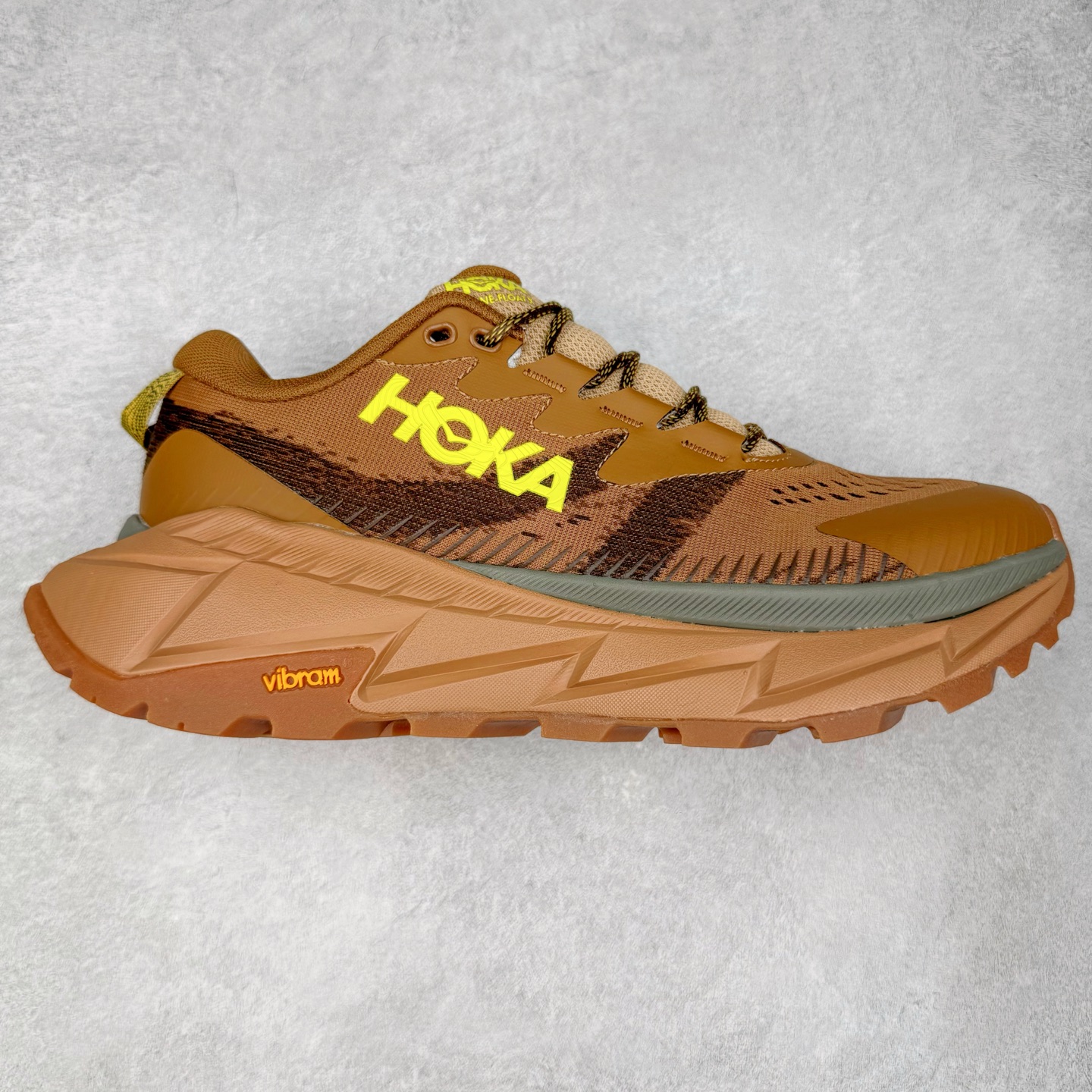 HOKA SKYLINE-FLOAT X 为HOKA首双搭载PeBax推进板的户外登山鞋，为近期大受欢迎的快速登山趋势打造，可同时对应越野跑与快速登山需求。90%蓖麻油提炼制造的Pebax推进版，搭配以甘蔗材质提炼的双密度EVA中底，为登山者带来源源不绝的前进能量。后跟外侧加长的Swallowtail Heel燕尾设计，同时提供上坡有感推进力、下坡步态更顺畅转换的快速登山新体验，适合想尝试轻量化登山，追求快速登山，但希望同时保持支撑推进力的族群。SKYLINE-FLOAT X使用Vibram黄金大底XS Trek复合橡胶成分，兼具耐磨与抓地力，搭配全新设计的5mm大底鞋齿与鞋纹，让克服崎岖地形更轻松，落地更稳定。 尺码：36 36.5 37.5 38 38.5 39 40 40.5 41 42 42.5 43 44 44.5 45-选品中心
