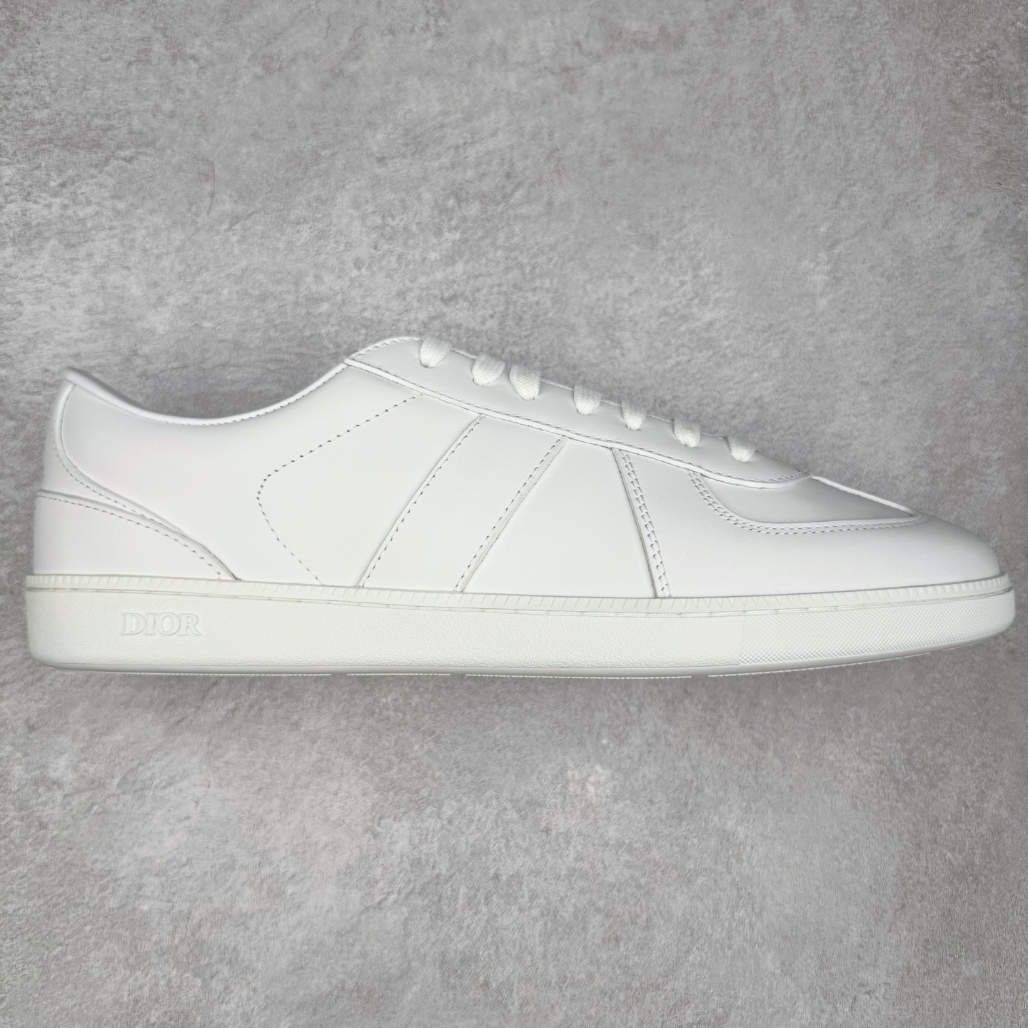 Dior迪奥 Matchpoint 2025最新 B01系列 德训鞋休闲运动鞋 原版购入开发 做货 这款 B01 Matchpoint运动鞋是二零二五秋季系列新品，标志着 Dior 经典款式的回归，以时尚优雅的廓形重新诠释。采用黑色和白色光滑牛皮革精心制作，饰以灰色绒面革拼接提升格调。鞋舌和内部侧面饰以 Dior 标志，鞋后跟饰以 CD Icon 标志。搭配琥珀色橡胶鞋底，点缀以 Dior 标志，可与 Dior Icons 限定系列的各式造型搭配，打造精致造型 配送专柜精美包装🛍📦 ▪️ 面料 ： 原版定制进口头层牛皮 ▪️ 内里 ： 柔软进口牛皮里 ▪️ 鞋底 ： 原版开模防滑TPU材质 ▪️ 底厚 ：2.5CM ▪️ 尺码： 39-45-选品中心