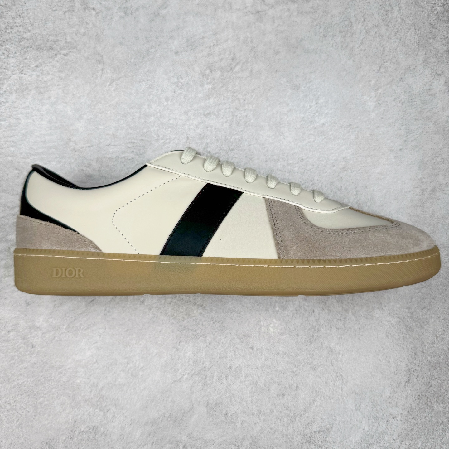 Dior迪奥 Matchpoint 2025最新 B01系列 德训鞋休闲运动鞋 原版购入开发 做货 这款 B01 Matchpoint运动鞋是二零二五秋季系列新品，标志着 Dior 经典款式的回归，以时尚优雅的廓形重新诠释。采用黑色和白色光滑牛皮革精心制作，饰以灰色绒面革拼接提升格调。鞋舌和内部侧面饰以 Dior 标志，鞋后跟饰以 CD Icon 标志。搭配琥珀色橡胶鞋底，点缀以 Dior 标志，可与 Dior Icons 限定系列的各式造型搭配，打造精致造型 配送专柜精美包装🛍📦 ▪️ 面料 ： 原版定制进口头层牛皮 ▪️ 内里 ： 柔软进口牛皮里 ▪️ 鞋底 ： 原版开模防滑TPU材质 ▪️ 底厚 ：2.5CM ▪️ 尺码： 39-45-选品中心