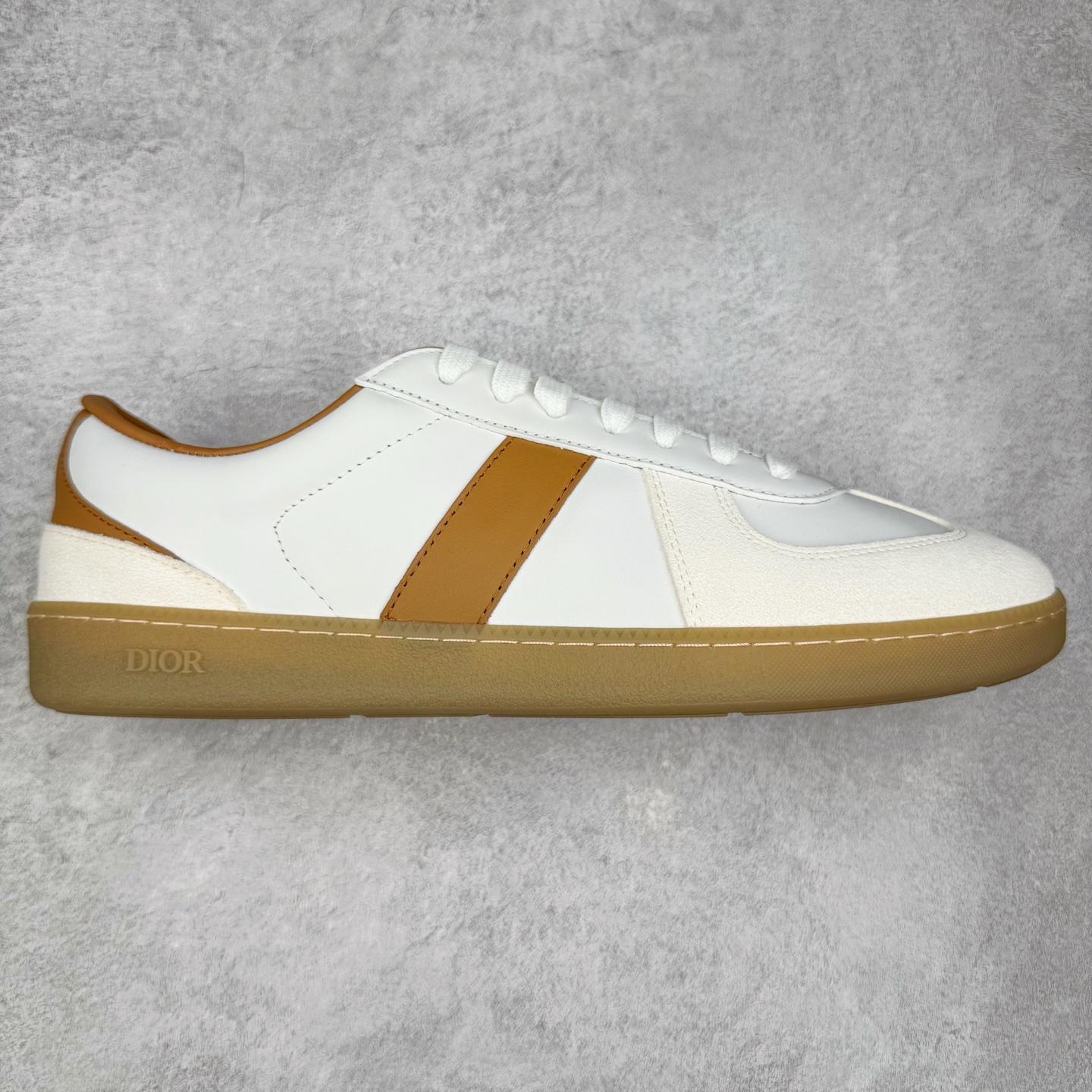 Dior迪奥 Matchpoint 2025最新 B01系列 德训鞋休闲运动鞋 原版购入开发 做货 这款 B01 Matchpoint运动鞋是二零二五秋季系列新品，标志着 Dior 经典款式的回归，以时尚优雅的廓形重新诠释。采用黑色和白色光滑牛皮革精心制作，饰以灰色绒面革拼接提升格调。鞋舌和内部侧面饰以 Dior 标志，鞋后跟饰以 CD Icon 标志。搭配琥珀色橡胶鞋底，点缀以 Dior 标志，可与 Dior Icons 限定系列的各式造型搭配，打造精致造型 配送专柜精美包装🛍📦 ▪️ 面料 ： 原版定制进口头层牛皮 ▪️ 内里 ： 柔软进口牛皮里 ▪️ 鞋底 ： 原版开模防滑TPU材质 ▪️ 底厚 ：2.5CM ▪️ 尺码： 39-45-选品中心