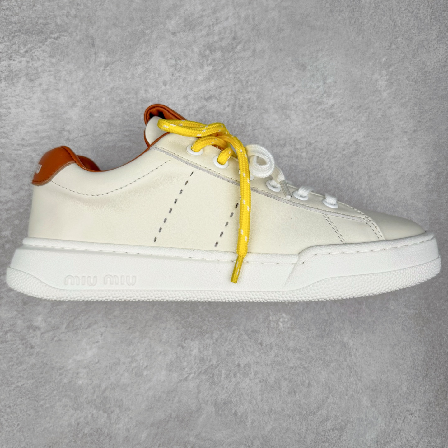 MiuMiu 百搭单品缪家早春新款 主打最新款 休闲小白鞋上新复古有时髦 上脚美炸了官网主推款 简约的格板设计 级具辨识度的鞋舌 上脚阳光 青春随意搭配 长裙 短裙 短裤 休闲系列都能穿出与众不同的风格 满满的夏季色彩 大底超轻IP发泡大底 内里头层牛里 面料一比一复刻 随意搭配 上脚舒适透气尺码：35 36 37 38 39 40-选品中心