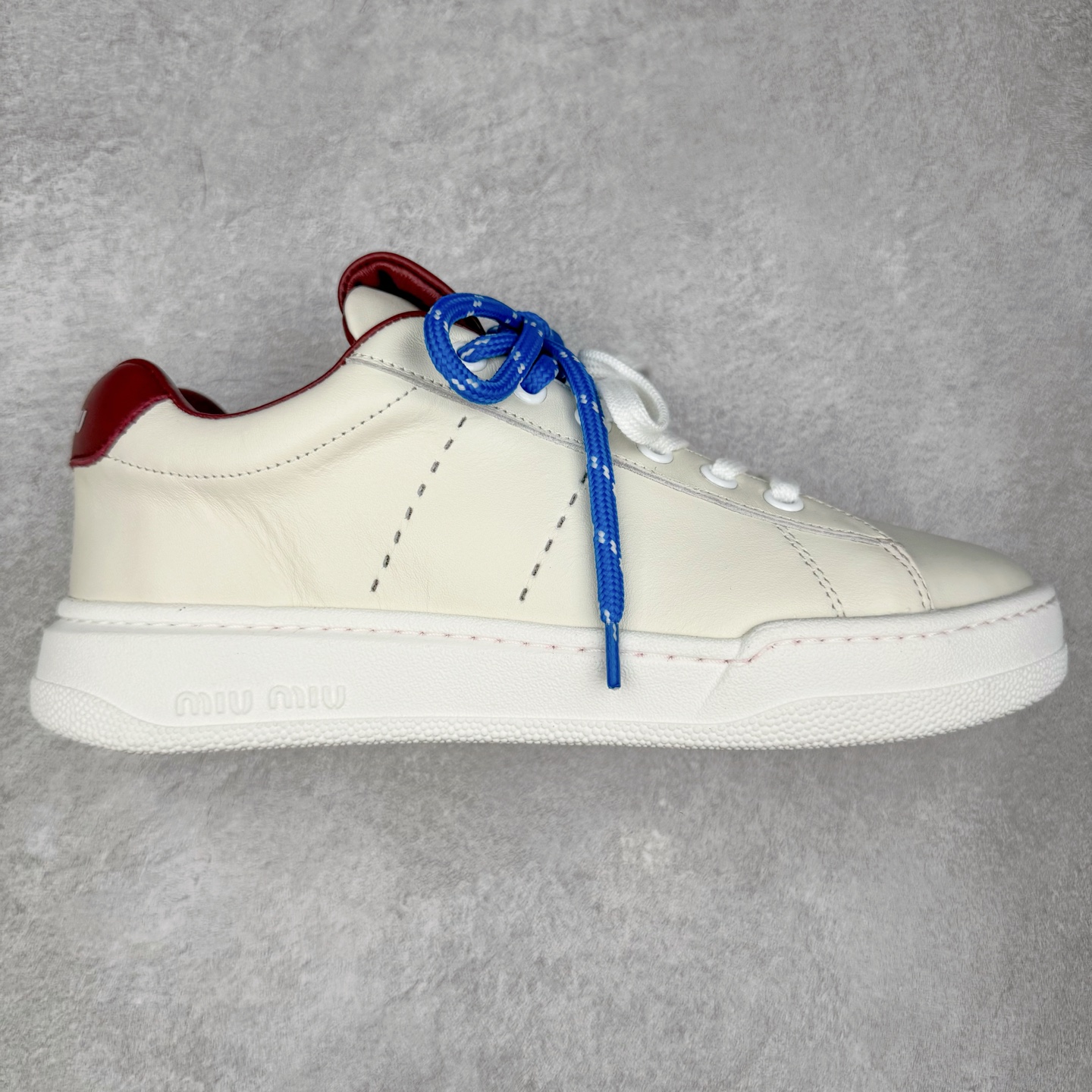 MiuMiu 百搭单品缪家早春新款 主打最新款 休闲小白鞋上新复古有时髦 上脚美炸了官网主推款 简约的格板设计 级具辨识度的鞋舌 上脚阳光 青春随意搭配 长裙 短裙 短裤 休闲系列都能穿出与众不同的风格 满满的夏季色彩 大底超轻IP发泡大底 内里头层牛里 面料一比一复刻 随意搭配 上脚舒适透气尺码:35 36 37 38 39 40-选品中心