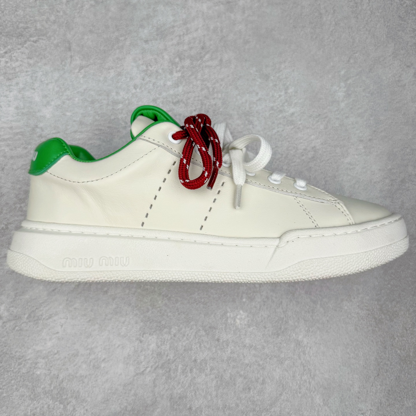 MiuMiu 百搭单品缪家早春新款 主打最新款 休闲小白鞋上新复古有时髦 上脚美炸了官网主推款 简约的格板设计 级具辨识度的鞋舌 上脚阳光 青春随意搭配 长裙 短裙 短裤 休闲系列都能穿出与众不同的风格 满满的夏季色彩 大底超轻IP发泡大底 内里头层牛里 面料一比一复刻 随意搭配 上脚舒适透气尺码:35 36 37 38 39 40-选品中心