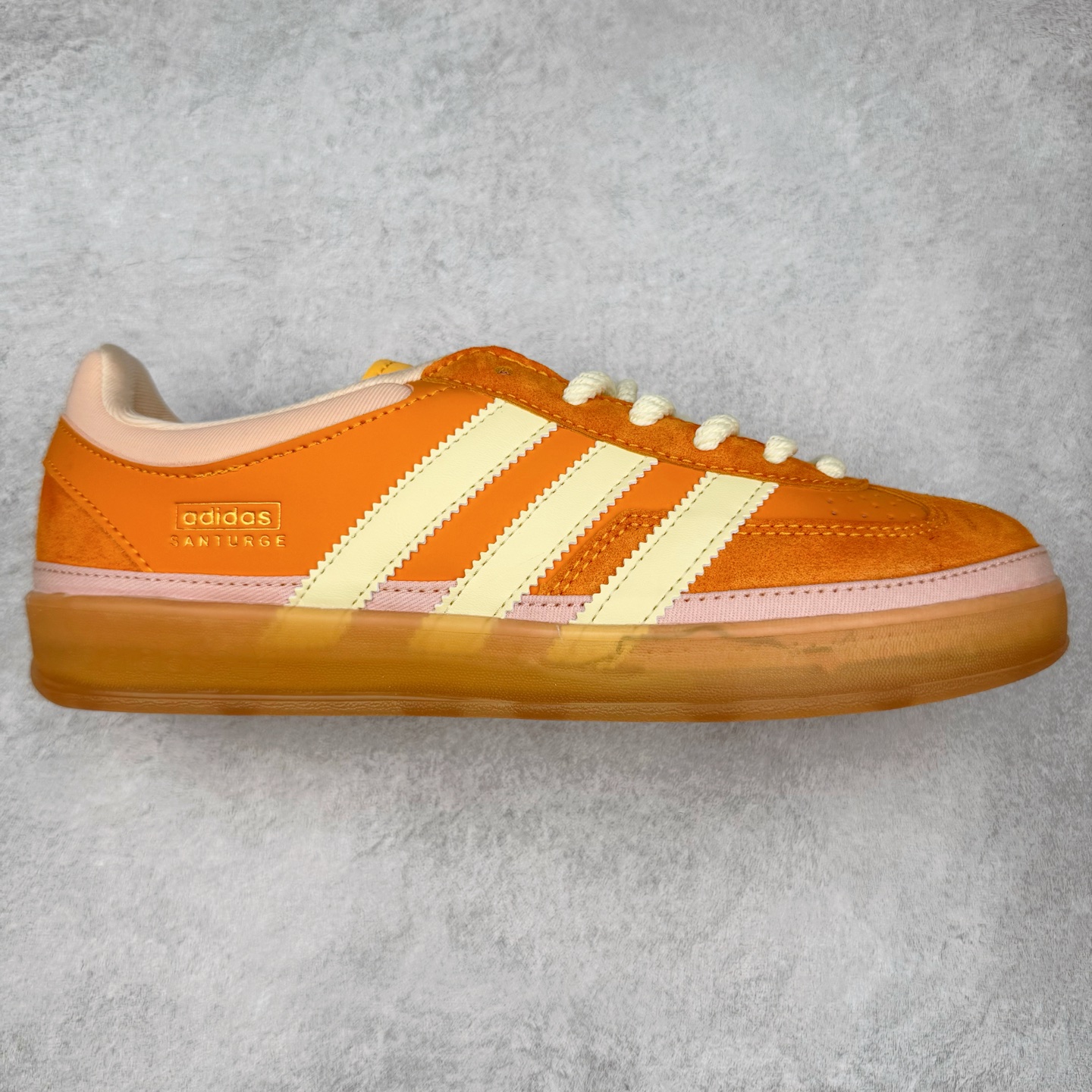 坏痞兔Bad Bunny x AD Gazelle Indoor Trainers 联名羚羊内训系列低帮复古百搭休闲运动德训风板鞋 JS5050 Bad Bunny本人在杂志拍摄时率先上脚带一波节奏，emm，手上拿的杂志封面还是Kylie，看来前女友和布克重新约会，这位哥也还是没放下啊...回到鞋款本身，整体选择了简约的黑白皮革搭配浅灰色长绒麂皮材质，最后以半透明生胶大底收尾，质感在线。不同于以往联名的调色盘操作，Bad Bunny对Gazelle indoor进行了加宽加厚处理，以及鞋头变形的设计，带来全新的歪头面包鞋型Gazelle。此外，鞋款标签直接呈现在后跟处，鞋侧adidas标识下方还加入了\\\