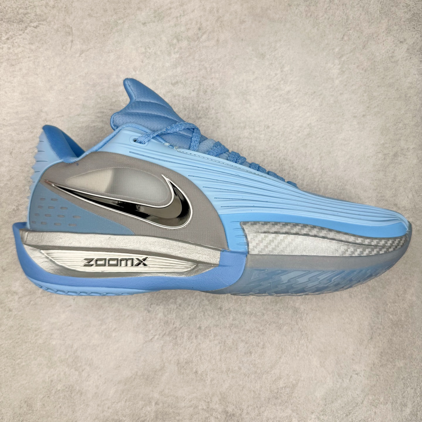 NK G.T. Cut 3.0 EP GT3代实战篮球鞋 该鞋款采用出众回弹设计 为切入、转向和移步篮筐提供出色的能量回馈 回弹性能带来弹力充沛的迈步体验 助你爆发疾速 全掌型 ZoomX 泡绵 缔造弹力出众的轻盈迈步体验 助你在比赛升温时能够急速快攻 驰骋全场 鞋面绳线与鞋带相结合 有助稳固前足 后跟搭配加垫鞋口 为脚踝营造舒适稳固感受 全掌型 ZoomX 泡绵 能够带来出众的能量回馈 前足外侧采用精巧塑料覆面 在瞬间爆发时提供稳固脚感 尺码：39 40 40.5 41 42 42.5 43 44 44.5 45 46-选品中心