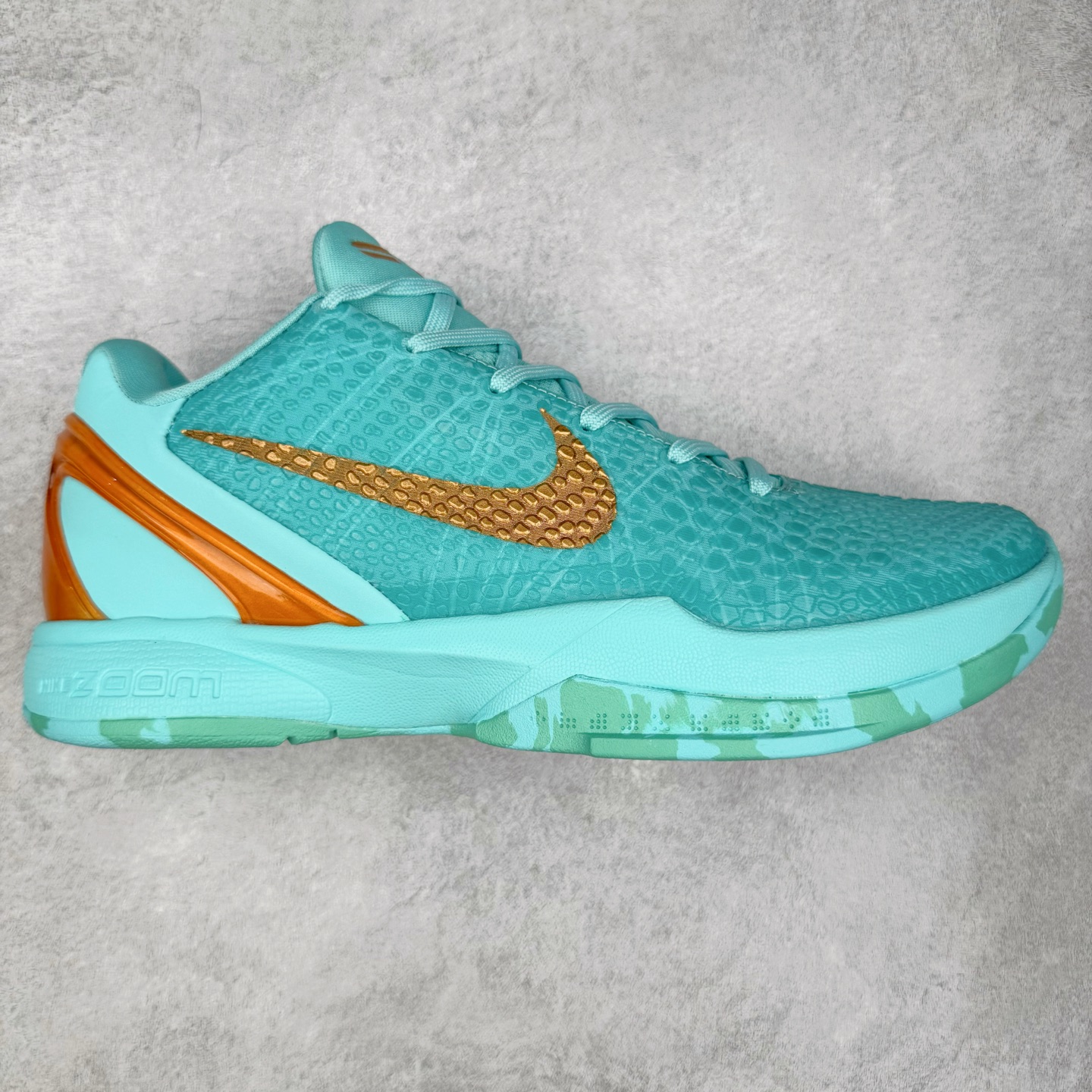 NK Zoom Kobe 6 科比六代 429659-016 采用了复合式的鞋面 内层为透气网面 中层加载Fly wire科技 而外层则用聚氨酯岛状结构塑造出非常逼真的蛇麟纹路 多层的鞋面结构带来了更好的透气性和更有针对性的保护 加入了双层记忆海绵鞋垫 可根据球员脚形自动调节以提高合脚度 使脚感更加柔软舒适 赋予球员非一般的球场舒适感受 尺码：40 40.5 41 42 42.5 43 44 44.5 45 46-选品中心