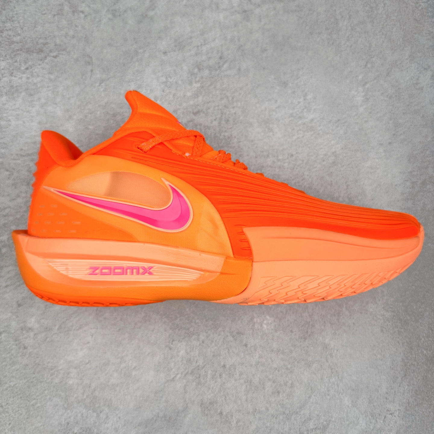 NK G.T. Cut 3.0 EP GT3代实战篮球鞋 该鞋款采用出众回弹设计 为切入、转向和移步篮筐提供出色的能量回馈 回弹性能带来弹力充沛的迈步体验 助你爆发疾速 全掌型 ZoomX 泡绵 缔造弹力出众的轻盈迈步体验 助你在比赛升温时能够急速快攻 驰骋全场 鞋面绳线与鞋带相结合 有助稳固前足 后跟搭配加垫鞋口 为脚踝营造舒适稳固感受 全掌型 ZoomX 泡绵 能够带来出众的能量回馈 前足外侧采用精巧塑料覆面 在瞬间爆发时提供稳固脚感 尺码：39 40 40.5 41 42 42.5 43 44 44.5 45 46-选品中心