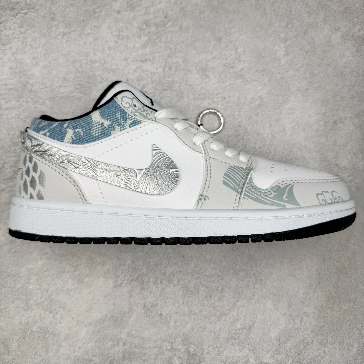 ＃K版 Air Jordan AJ1 Low 低帮 553558-132 全新流水线出品 DT版本唯一平替选择 市场第二梯队最强版 全部原鞋开发 原楦原纸板开发 全鞋电脑针车 原厂内置全掌气垫 原盒内在原标 唯一Zp原版鞋带绑法 免检产品 全新2022版型 全头层皮料 完美零毛边处理 原厂配置全掌气垫 价格定位良心 几十个配色陆续出货 实拍调校N版已经零色差零失真 百分百还原实物色彩所见即所得 不存在货不对板色差等低级问题 选购参考实物拍摄 不混卖不参货 只用心做好货严格选品 承诺混一赔十 尺码：36 36.5 37.5 38 38.5 39 40 40.5 41 42 42.5 43 44 44.5 45-选品中心