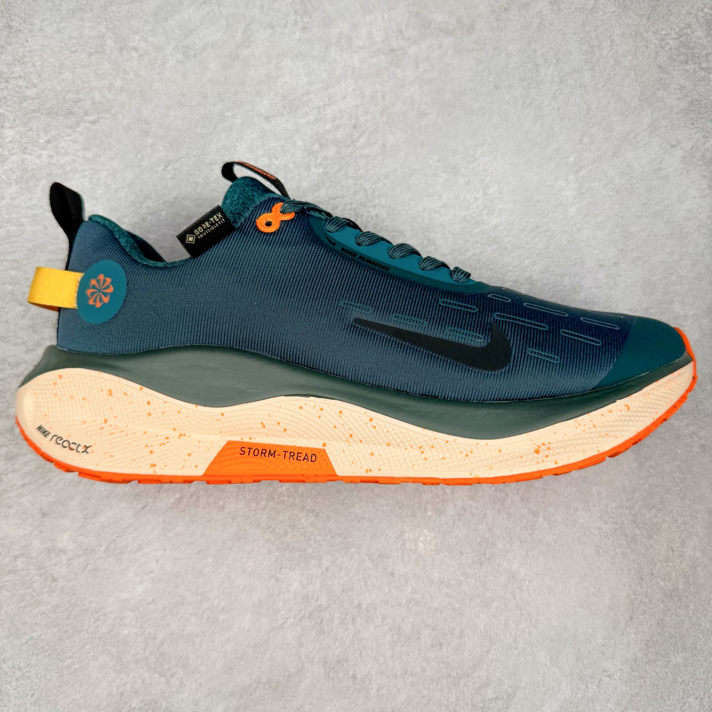 NK React Infinity Run Flyknit 4 GORE-TEX 低帮休闲跑步鞋防水公路助力畅跑 鞋身融入 GORE-TEX 防水层 搭配柔软鞋口在下雨时帮助双足保持干爽舒适 结合 NK ReactX 泡绵提供高出 React 泡绵 13% 的能量回馈 尺码：36 36.5 37.5 38 38.5 39 40 40.5 41.5 42 42.5 43 44 44.5 45-选品中心