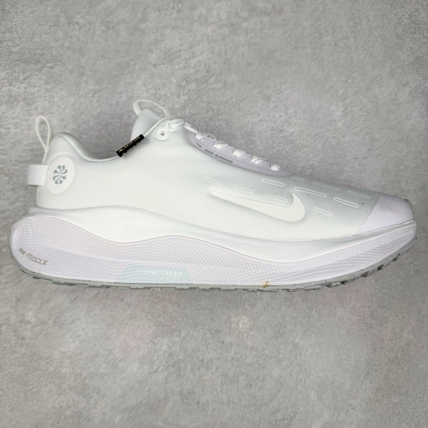 NK React Infinity Run Flyknit 4 GORE-TEX 低帮休闲跑步鞋防水公路助力畅跑 鞋身融入 GORE-TEX 防水层 搭配柔软鞋口在下雨时帮助双足保持干爽舒适 结合 NK ReactX 泡绵提供高出 React 泡绵 13% 的能量回馈 尺码：36 36.5 37.5 38 38.5 39 40 40.5 41.5 42 42.5 43 44 44.5 45-选品中心