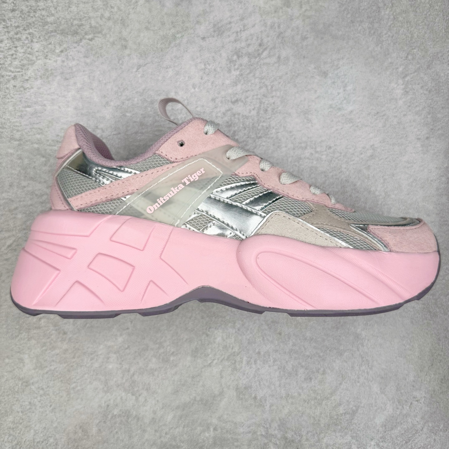 Onitsuka Tiger SP-1 鬼塚虎织物牛剖层革合成革厚底百搭减震耐磨低帮生活休闲鞋 鬼塚虎从运动中汲取灵感，并致力于打造融合舒适感受与创新设计的时尚品牌。品牌的设计风格既体现了对传统的致敬，同时也表达了对精致风格和现代创意的推崇。我们提供独具个性的全系列产品，打造从头到脚的整体穿搭。每件产品皆以精湛工艺匠心打造，细节考究，品质出众。尺码：36 37 37.5 38 39 39.5 40.5 41.5 42 42.5 43.5 44 45-选品中心