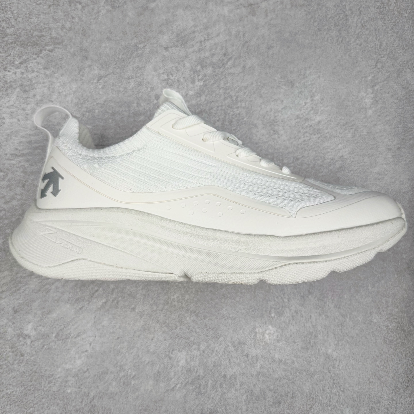 DESCENTE LAVITATE 2 迪桑特舒适减震耐磨透气 低帮跑步鞋 DESCENTE（迪桑特）创立于1935年，品牌名取自法语词汇，意为“滑降”。品牌箭头标识代表滑雪的三种技术“高速直线滑行”、“穿越”和“侧滑”，也寓意品牌在打造高端专业运动产品中不断追求完美的创新精神，致力于成为中国高端专业滑雪、综训、女子、铁人三项、高尔夫的第一品牌。实拍调校N版已经零色差零失真 百分百还原实物色彩所见即所得 不存在货不对板色差等低级问题 选购参考实物拍摄 不混卖不参货 只用心做好货严格选品 承诺混一赔十 尺码：36 36.5 37.5 38 38.5 39 40 40.5 41 42 42.5 43 44 44.5 45-选品中心