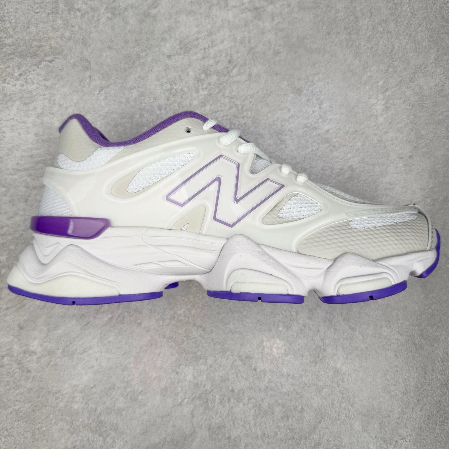 New Balance NB9060 复古运动鞋 新百伦又带来了新鞋型 并且是与芝加哥街头品牌 Joe Freshgoods 的联名款 鞋身主体采用了类似 990 系列的设计风格 与传统复古慢跑鞋区别不大 最大的变化就是鞋底部分 在传统设计的中底外层 增加了多个分区的模块 圆润的线条设计与我们熟悉的 New Balance 风格截然不同 但与同样充满弧形线条的鞋面搭配 看起来毫无违和感 尺码：36-45-选品中心