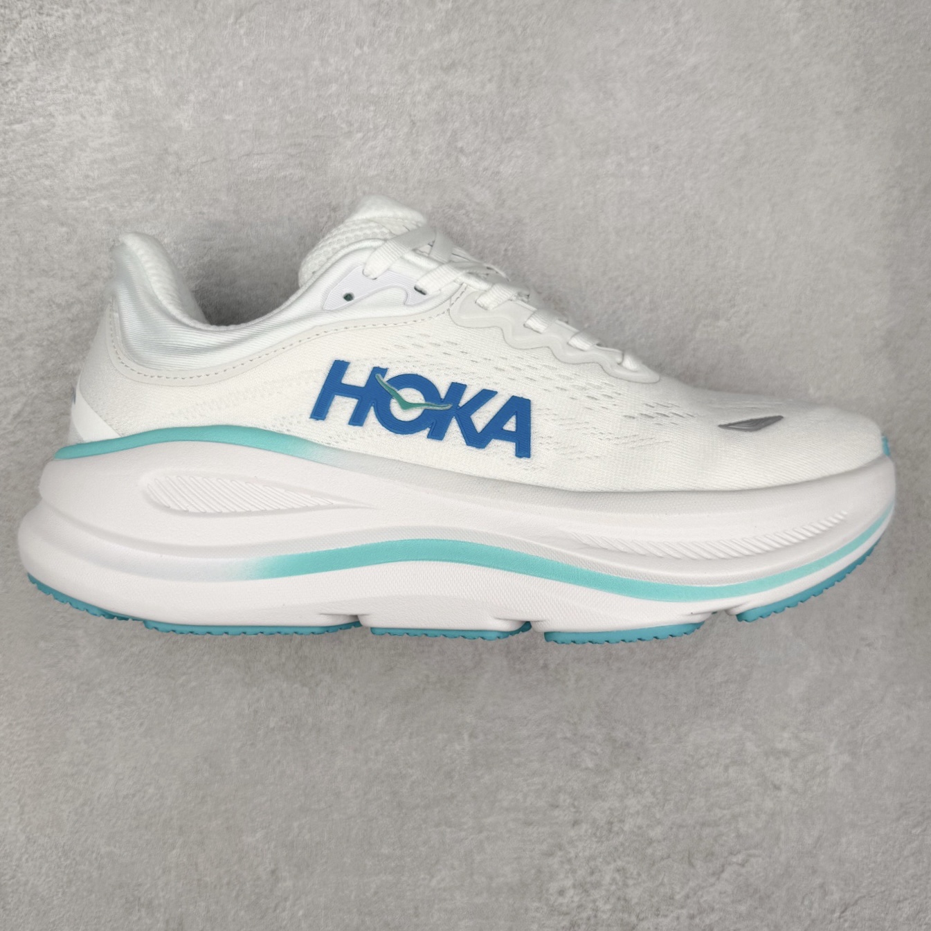 HOKA ONE ONE Bondi 9 WIDE 邦迪九代舒适防滑耐磨低帮休闲跑步鞋 HOKA ONE ONE是来自美国的跑步鞋知名品牌，创立于2009年，始终致力于为所有跑者提供更新、更好的跑步装备。相比常规跑鞋，HOKA ONE ONE特别研发使用性能独特的几何形跑鞋中底，此种鞋底更厚、更高、回弹性也更好，除了卓越的缓冲性能，它还能內各种阶段的跑者带来更具动感、更加稳定的跑步体验。HOKAONE ONE从设计之初就清楚意识到，要保证跑者步幅的均匀一致，双脚自然而然的运动至关重要。尺码：36 36.5 37.5 38 38.5 39 40 40.5 41 42 42.5 43 44 44.5 45-选品中心