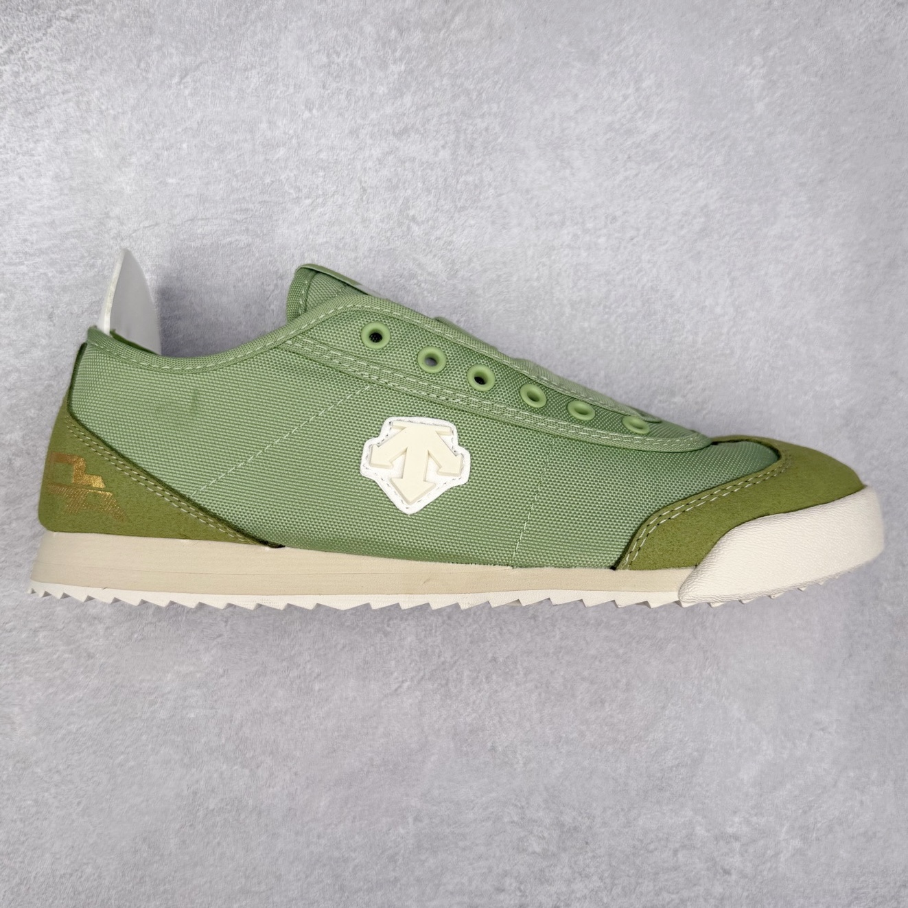 DESCENTE Sport Style Chron Racer迪桑特舒适百搭防滑耐磨低帮生活休闲鞋 是一款集复古与现代于一体的低帮跑步鞋 简洁的牛皮鞋面不仅彰显出时尚的质感 还适用于多种场合的穿搭 这款鞋子的透气性能极佳 轻质弹性鞋底则提供了良好的舒适度和耐磨性 使你在行走或跑步时都能感受到脚底的柔软与支撑 尺码：36 36.5 37.5 38 38.5 39 40 40.5 41 42 42.5 43 44 44.5 45-选品中心