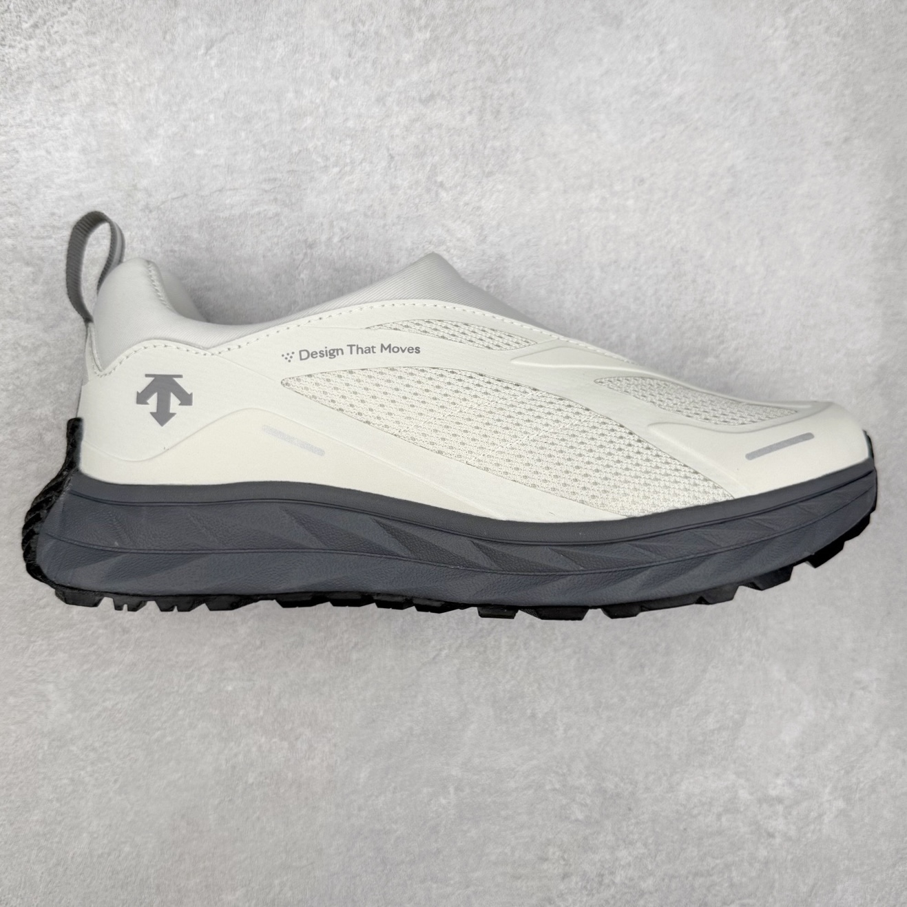 DESCENTE Terrain D 迪桑特潮流运动耐磨 低帮 休闲训练城市通勤跑步鞋 DESCENTE（迪桑特）创立于1935年，品牌名取自法语词汇，意为“滑降”。品牌箭头标识代表滑雪的三种技术“高速直线滑行”、“穿越”和“侧滑”，也寓意品牌在打造高端专业运动产品中不断追求完美的创新精神，致力于成为中国高端专业滑雪、综训、女子、铁人三项、高尔夫的第一品牌。实拍调校N版已经零色差零失真 百分百还原实物色彩所见即所得 不存在货不对板色差等低级问题 选购参考实物拍摄 不混卖不参货 只用心做好货严格选品 承诺混一赔十 尺码：36 36.5 37.5 38 38.5 39 40 40.5 41 42 42.5 43 44 44.5 45-选品中心